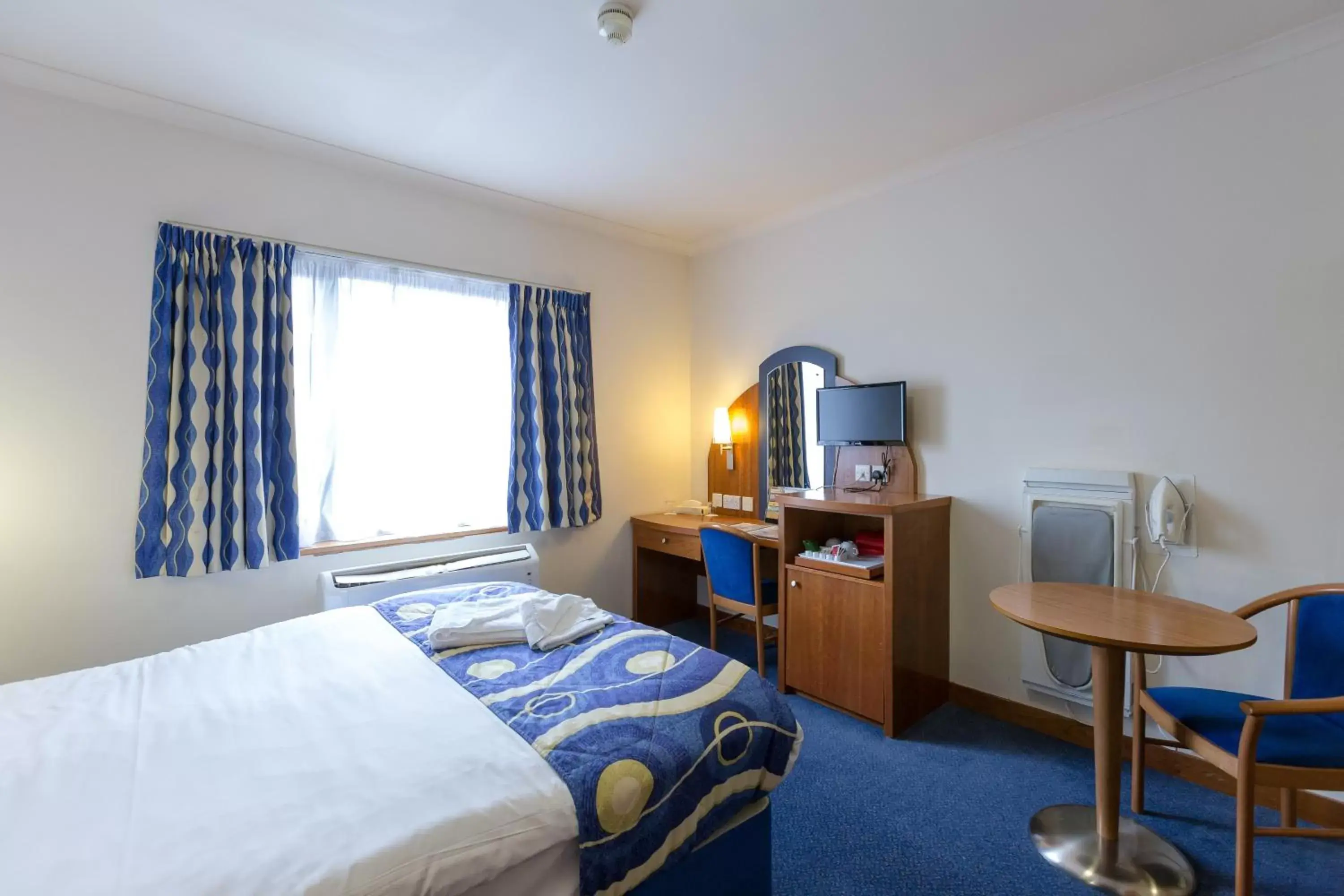 Photo of the whole room, Bed in London - Wembley International Hotel