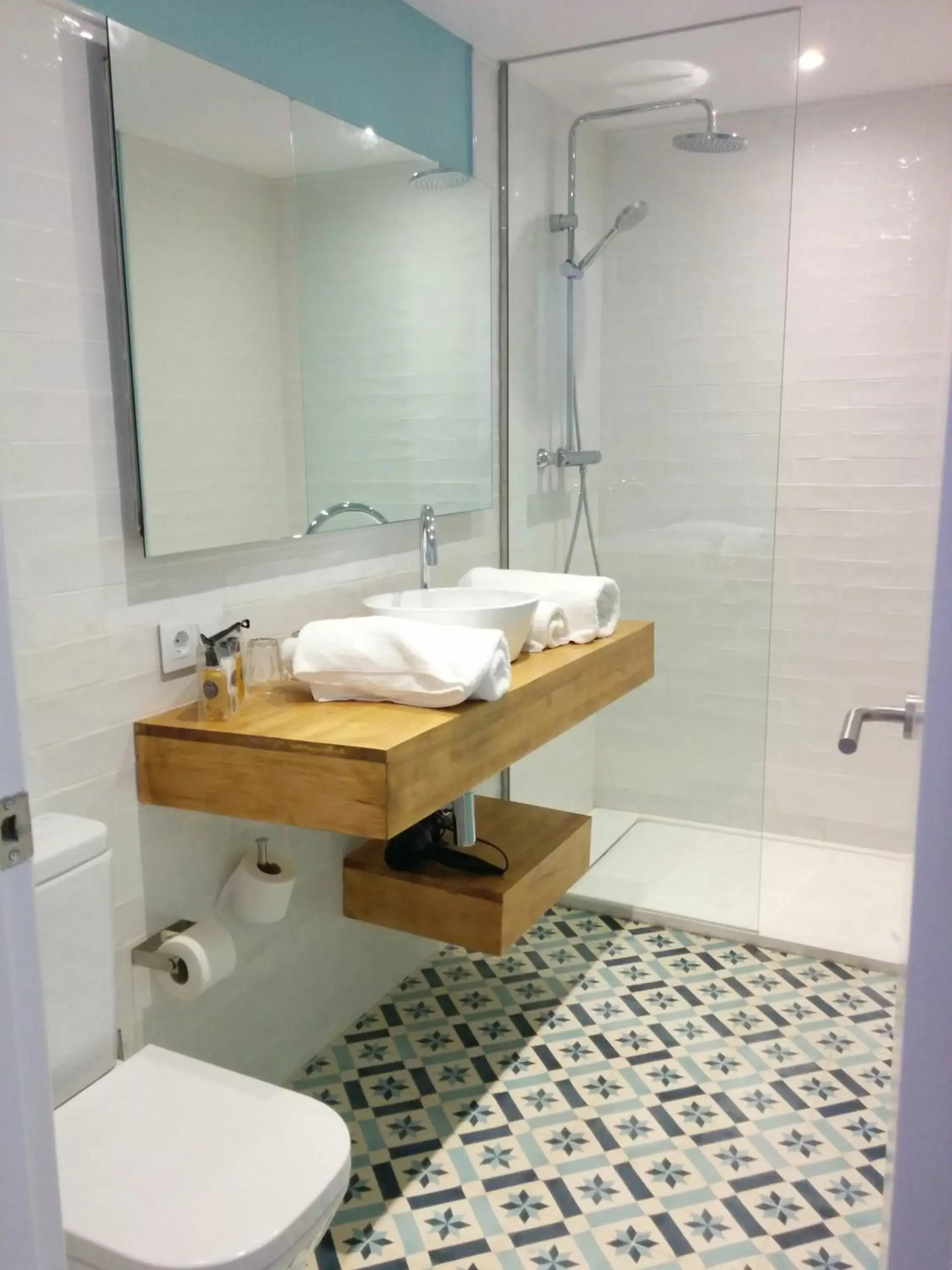 Shower, Bathroom in HOTEL & APARTAMENTS THALASSA Sport & Spa