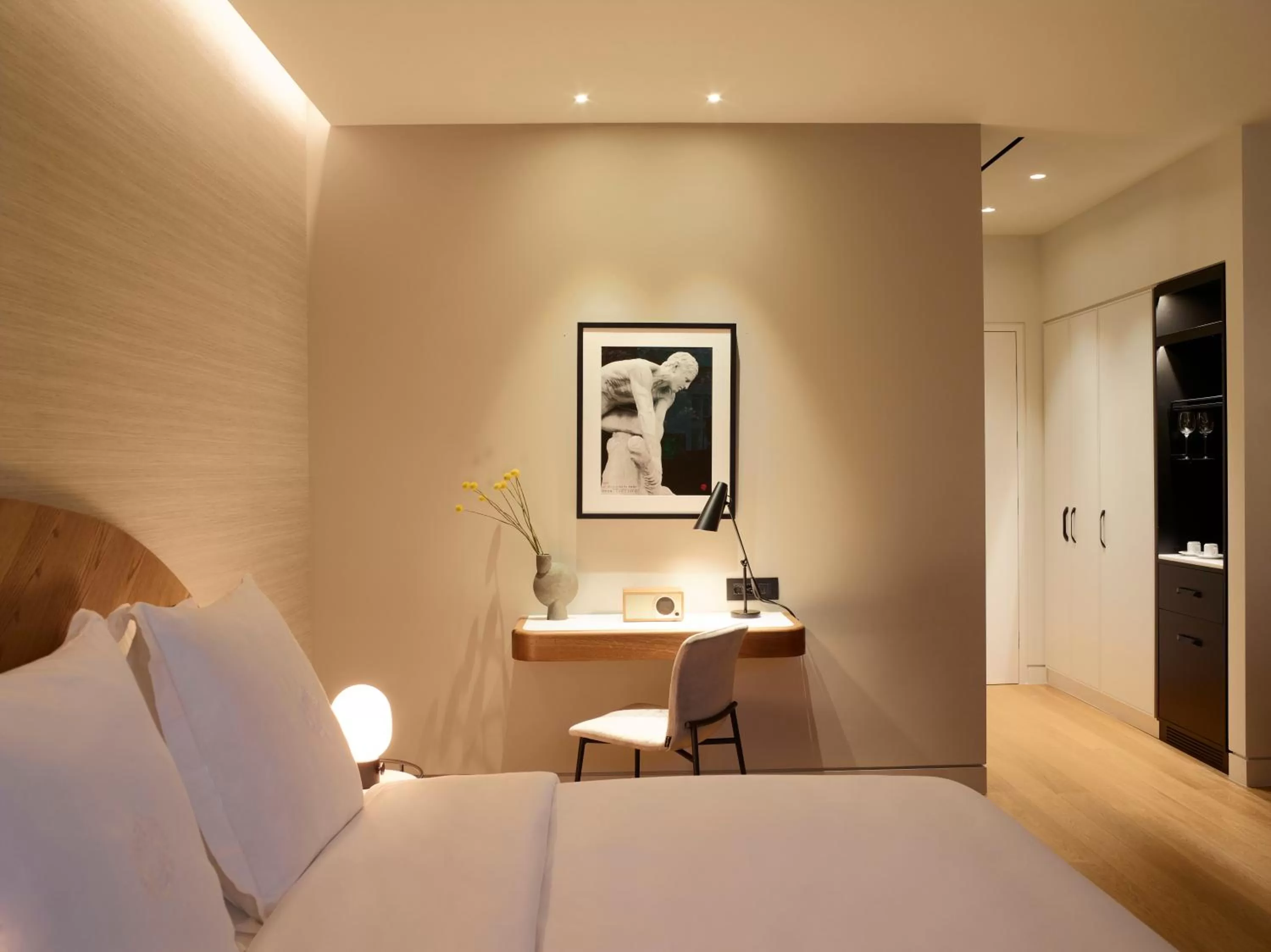 Bedroom, Bed in xenodocheio Milos