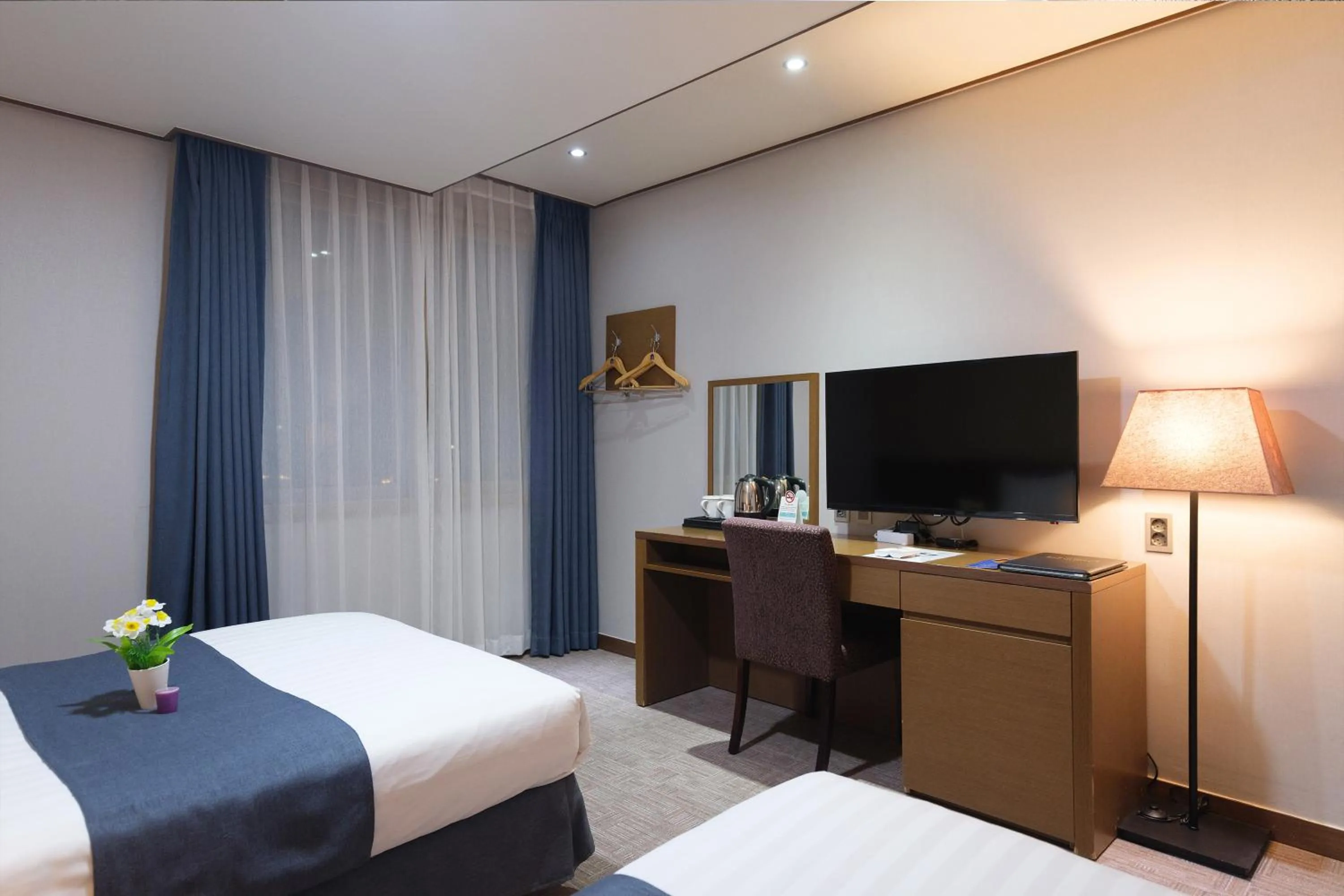 Photo of the whole room, Bed in Benikea Hotel Jeju