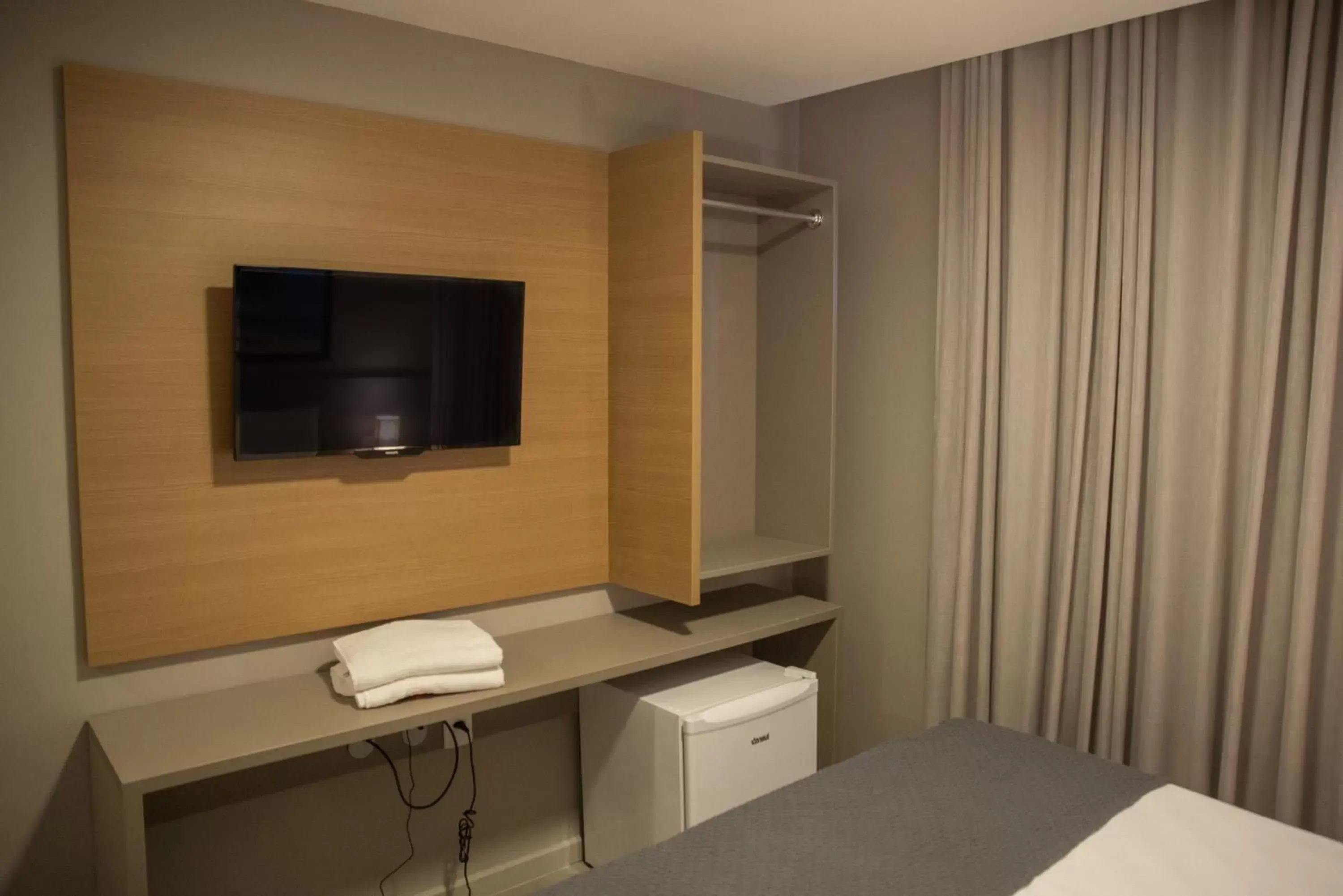 Bedroom, TV/Entertainment Center in Amenit Hotel