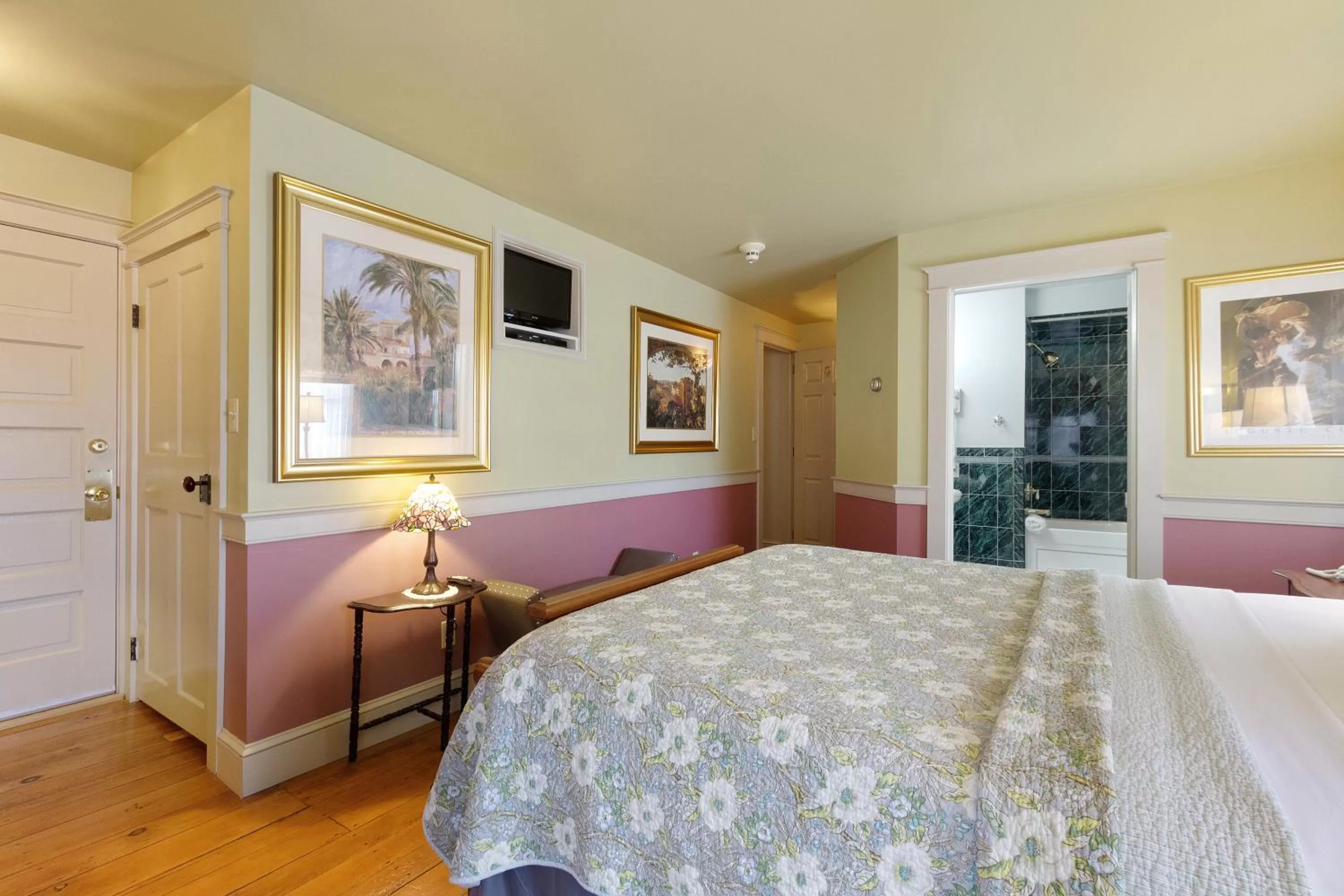 Bedroom, Bed in After Eight Bed and Breakfast