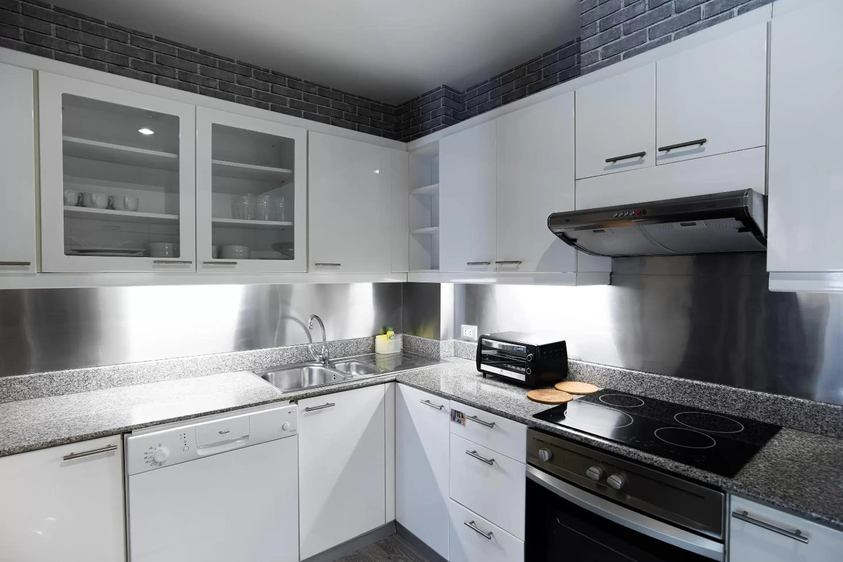 Kitchen or kitchenette, Kitchen/Kitchenette in Benviar Tonson Residence
