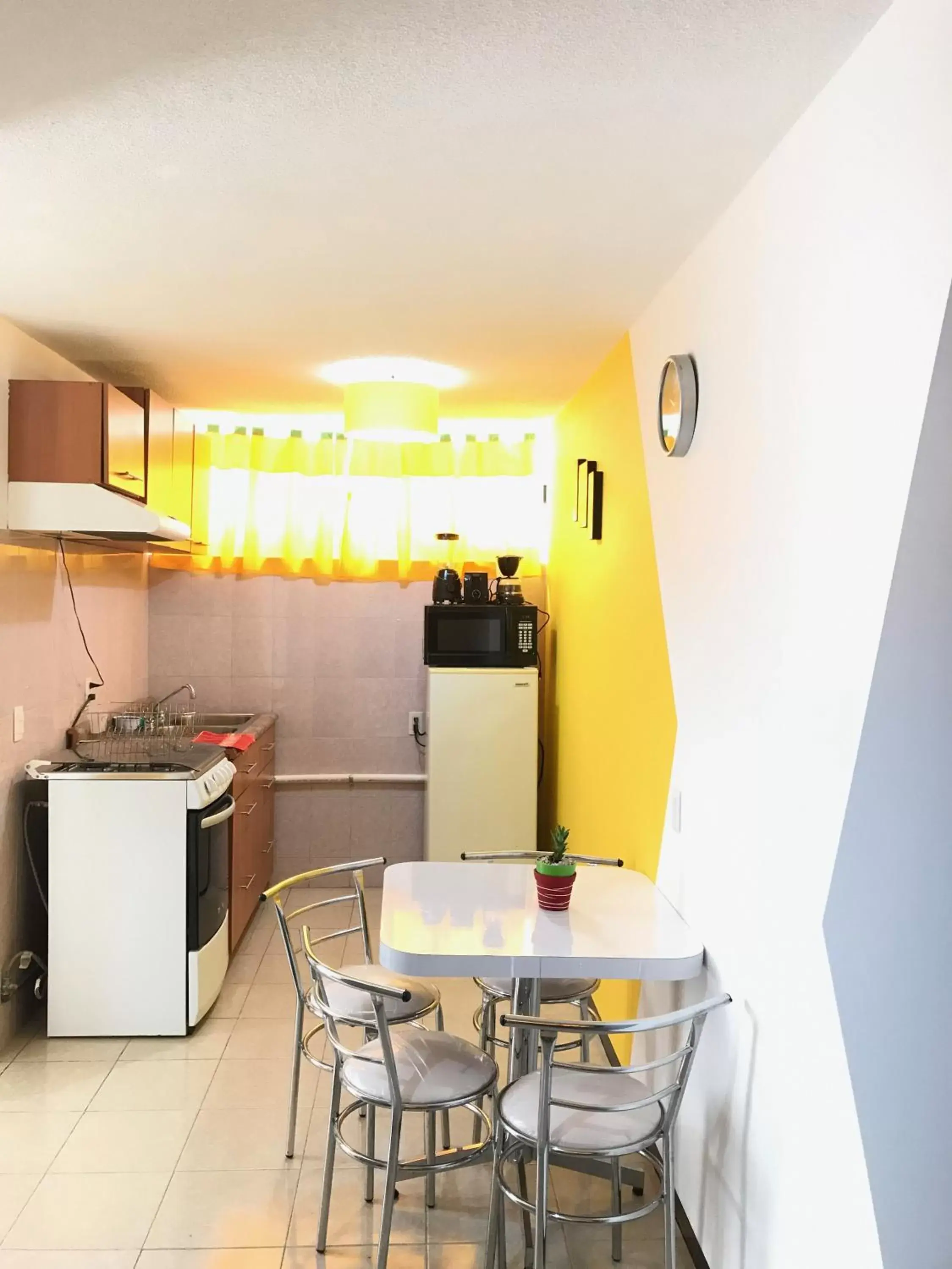 Photo of the whole room, Kitchen/Kitchenette in B&B México Roma Norte