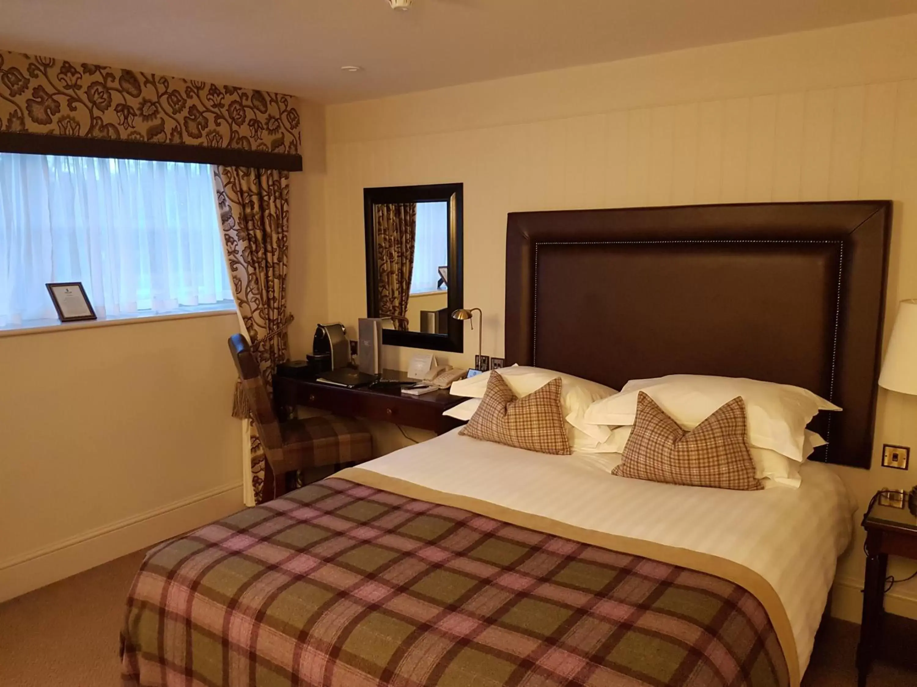 Bedroom, Bed in Macdonald Bear Hotel