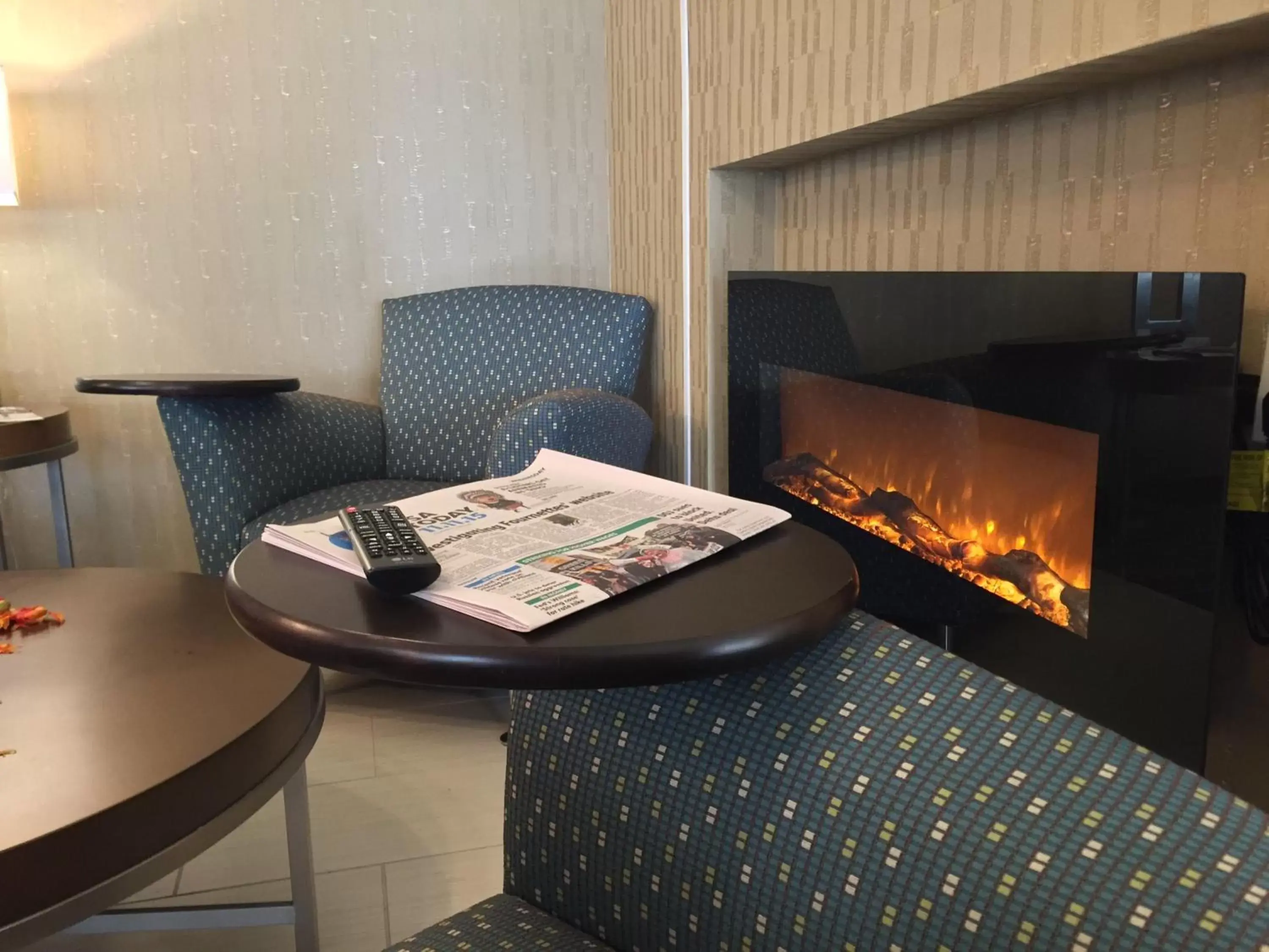 Lobby or reception, TV/Entertainment Center in Holiday Inn Express Chicago NW - Arlington Heights, an IHG Hotel