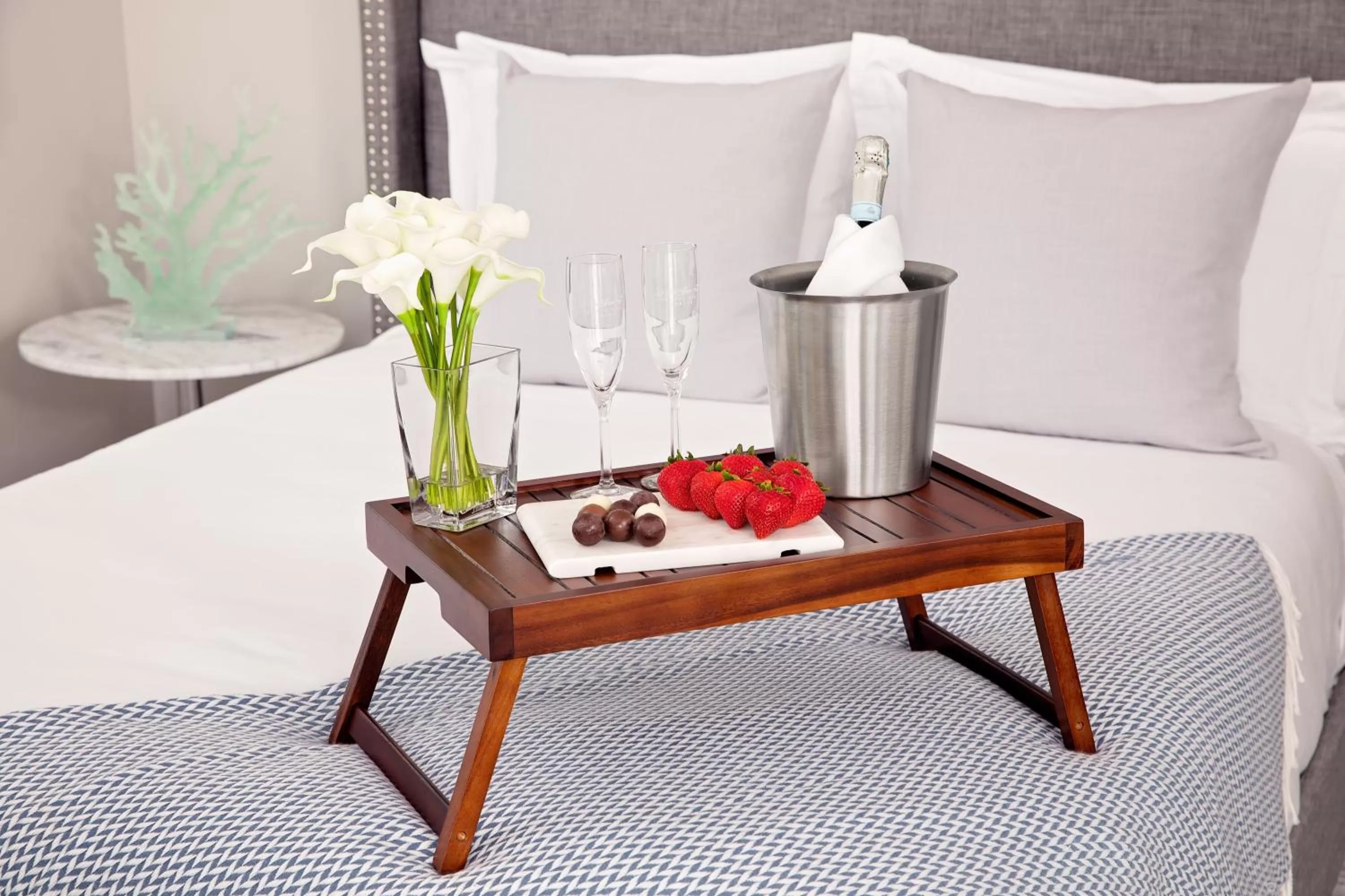 Bed in Inn at Harbor Hill Marina