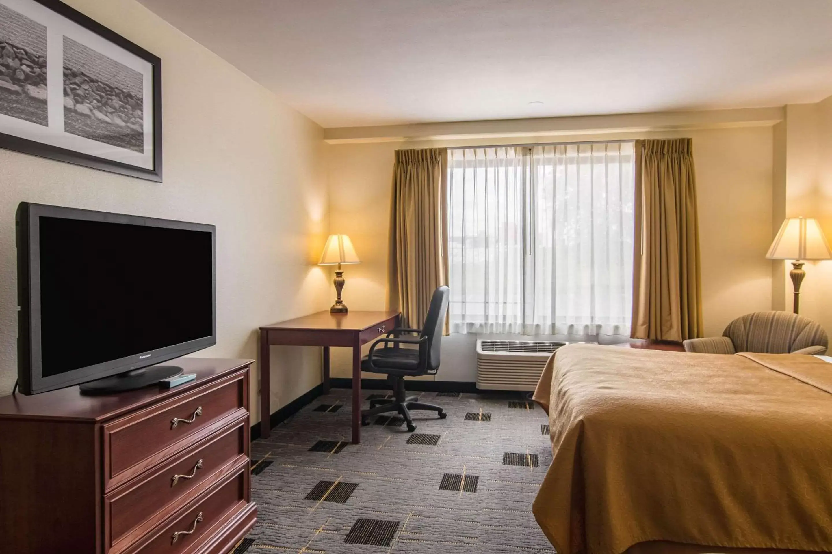 Photo of the whole room, TV/Entertainment Center in Quality Inn Foristell