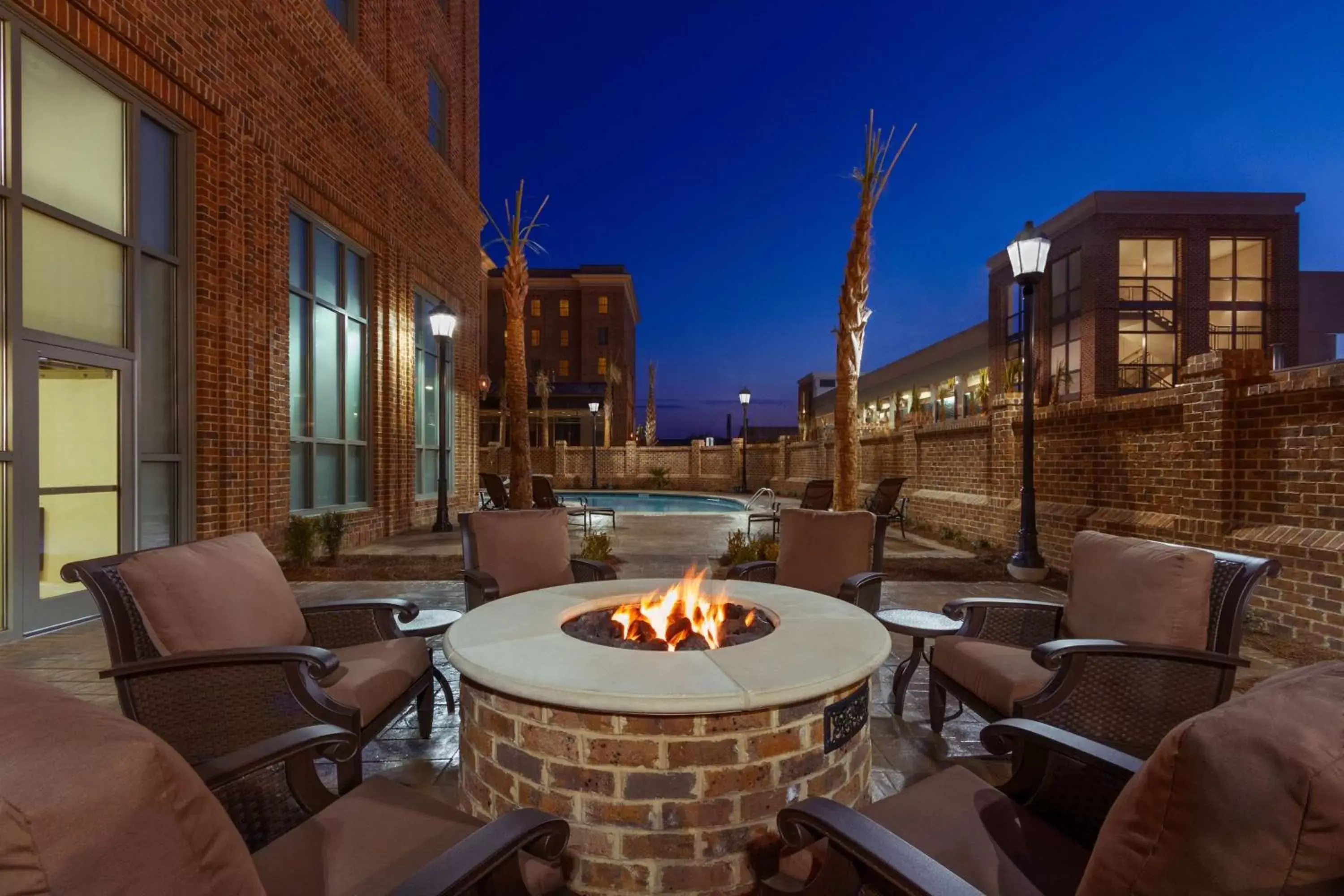 Patio in Embassy Suites Savannah Historic District