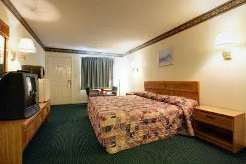 Photo of the whole room, Bed in Americas Best Value Inn - Athens
