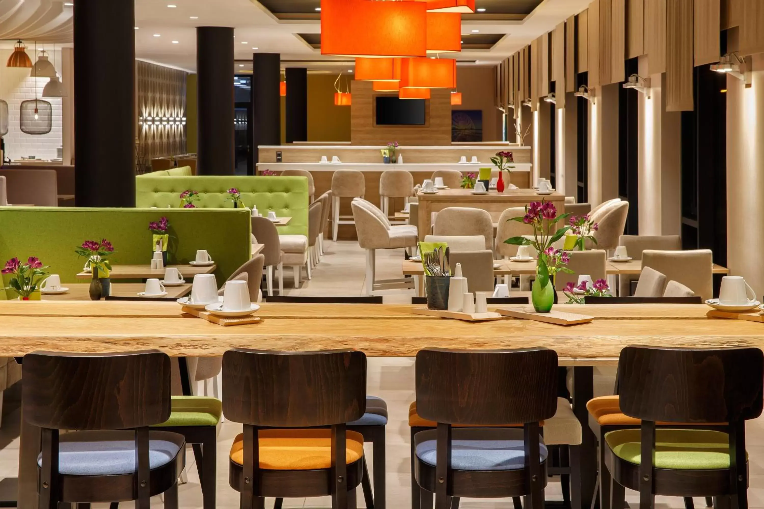 Lounge or bar, Restaurant/Places to Eat in Holiday Inn Düsseldorf City – Toulouser Allee, an IHG Hotel
