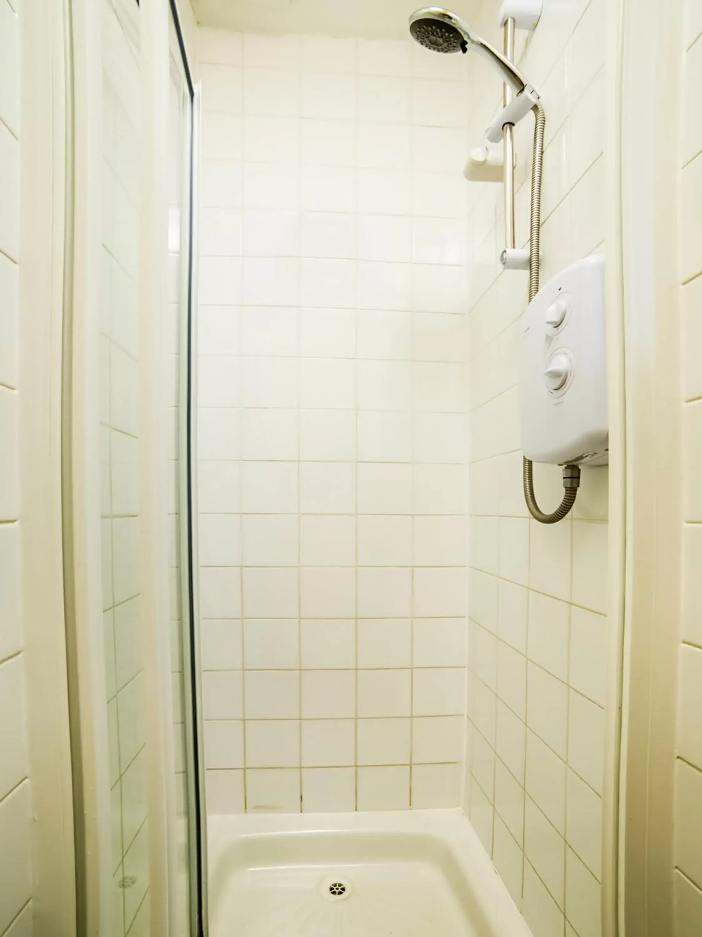 Bathroom in OYO Devine Beach Hotel, Westcliff Southend-On-Sea