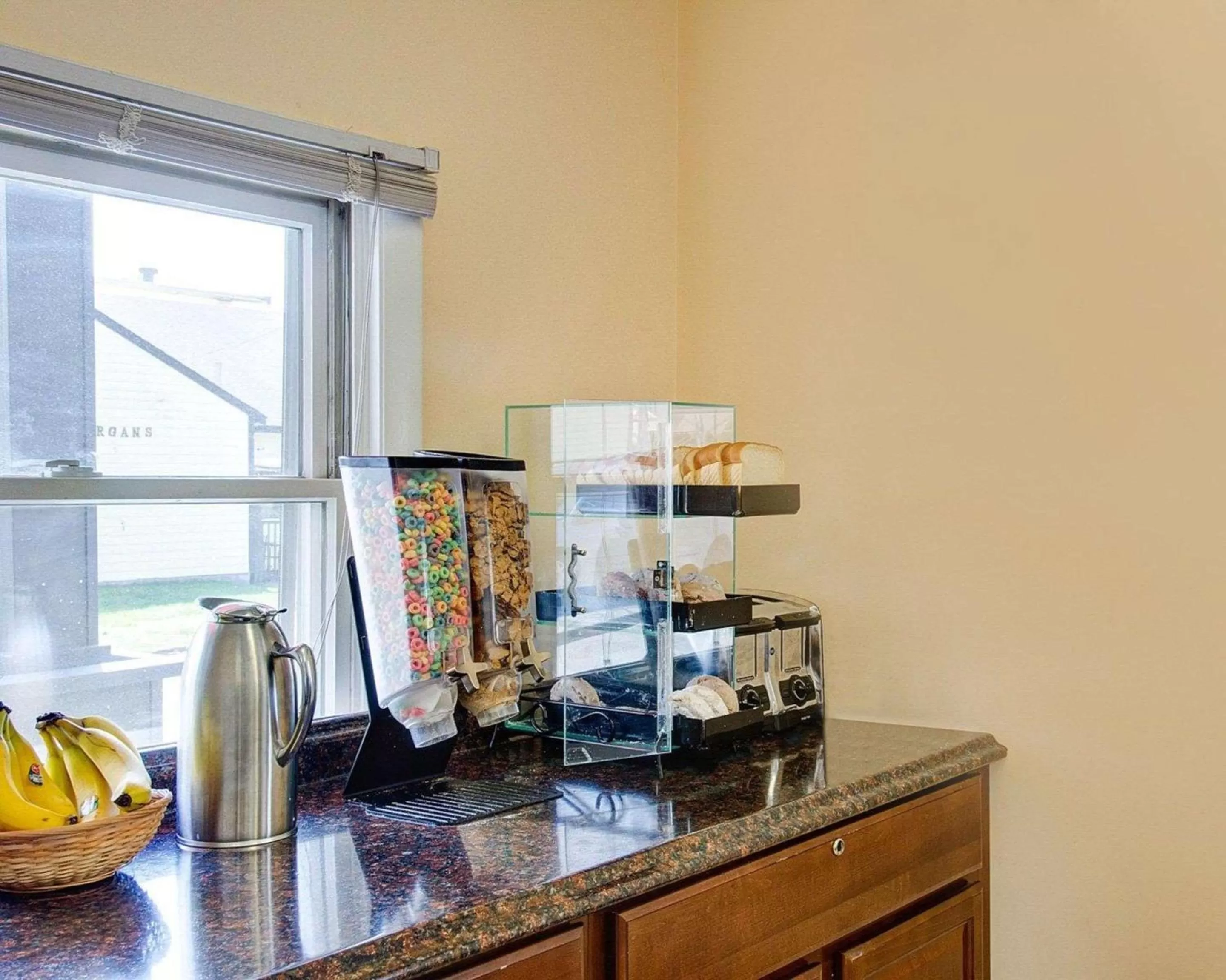 Restaurant/places to eat in Econo Lodge Sharon - Foxborough