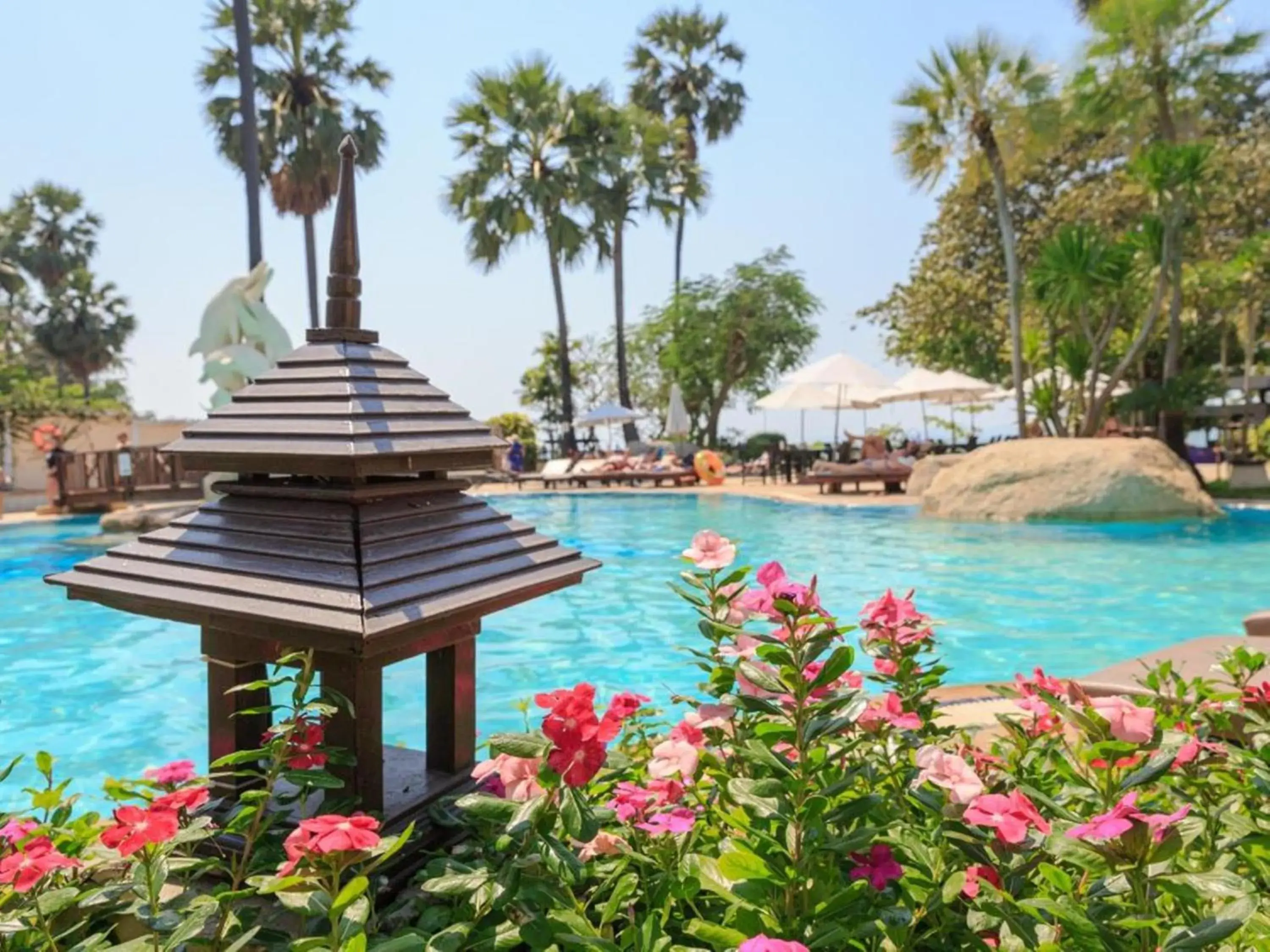 Swimming pool in Long Beach Garden Hotel & Pavilions