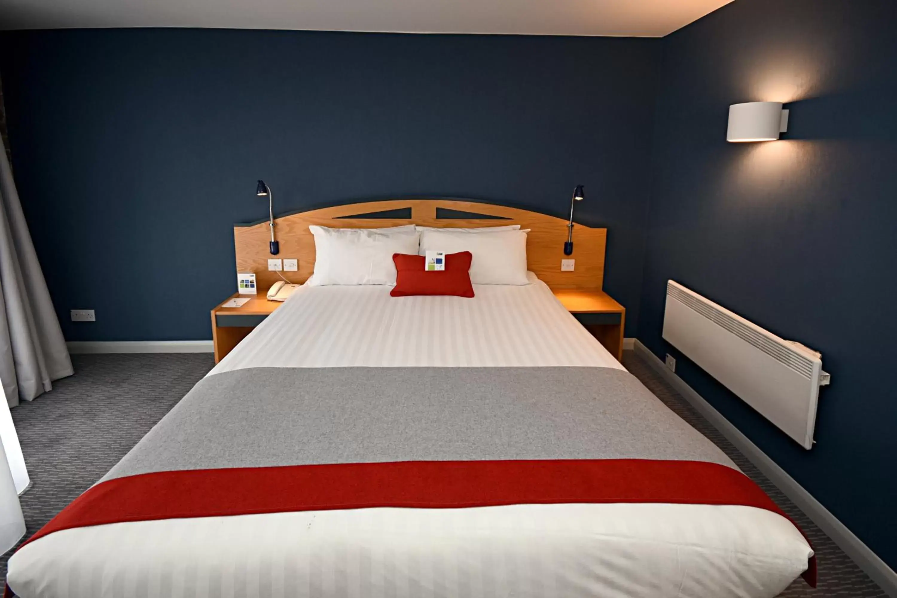 Photo of the whole room, Bed in Holiday Inn Express Liverpool-Albert Dock, an IHG Hotel