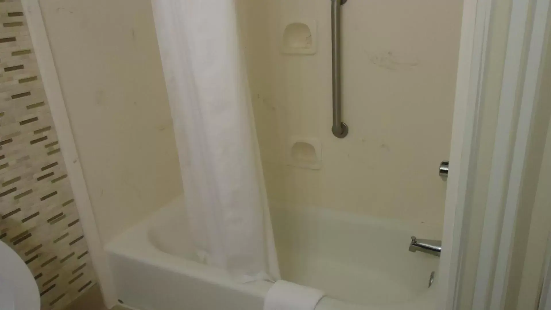 Bathroom in Country Inn & Suites by Radisson, Williamsburg Historic Area, VA