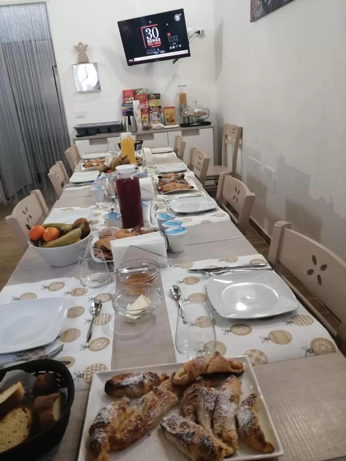 Restaurant/places to eat in Opera Boutique Rooms