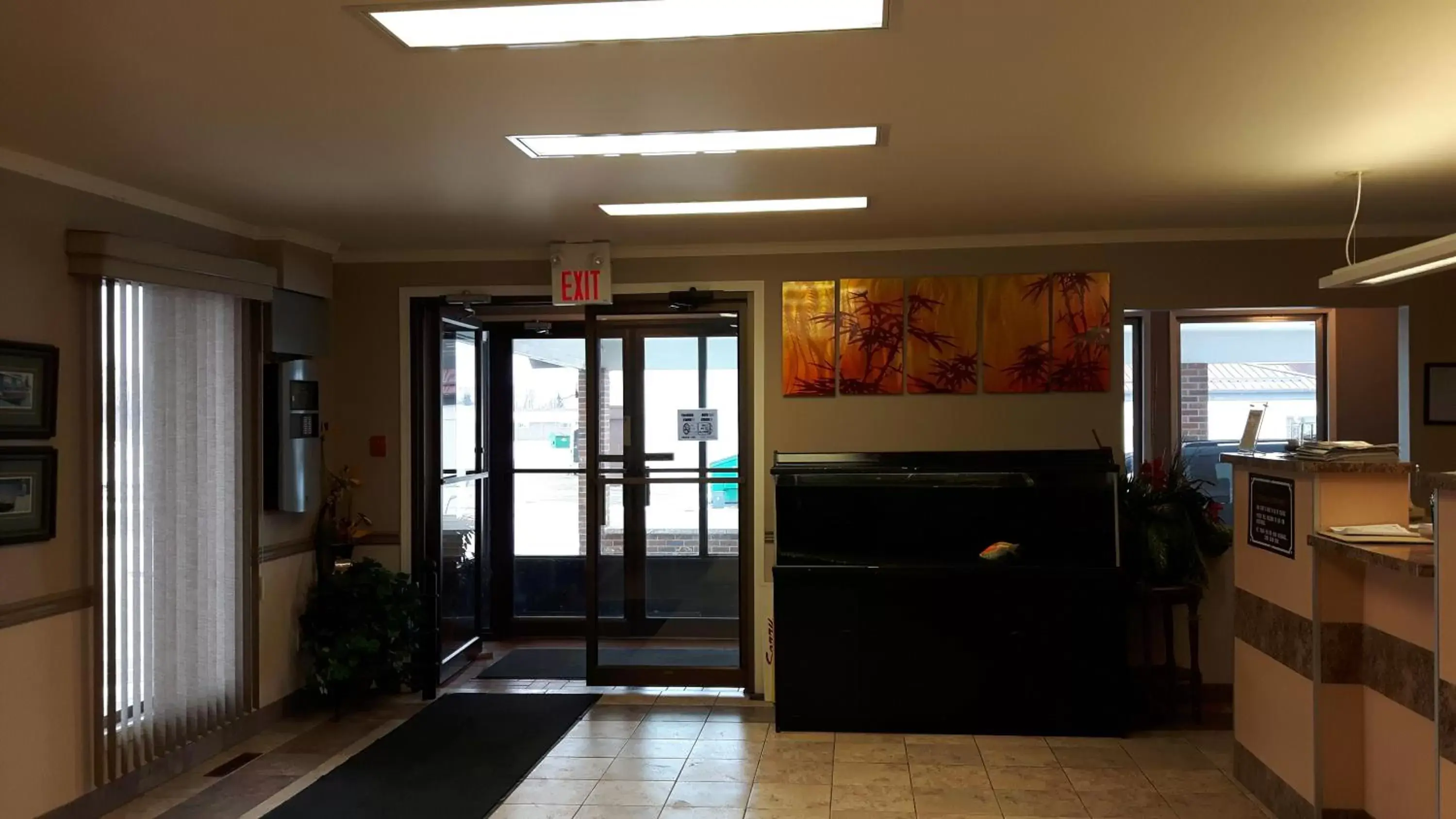 Kitchen/Kitchenette in Canway Inn & Suites