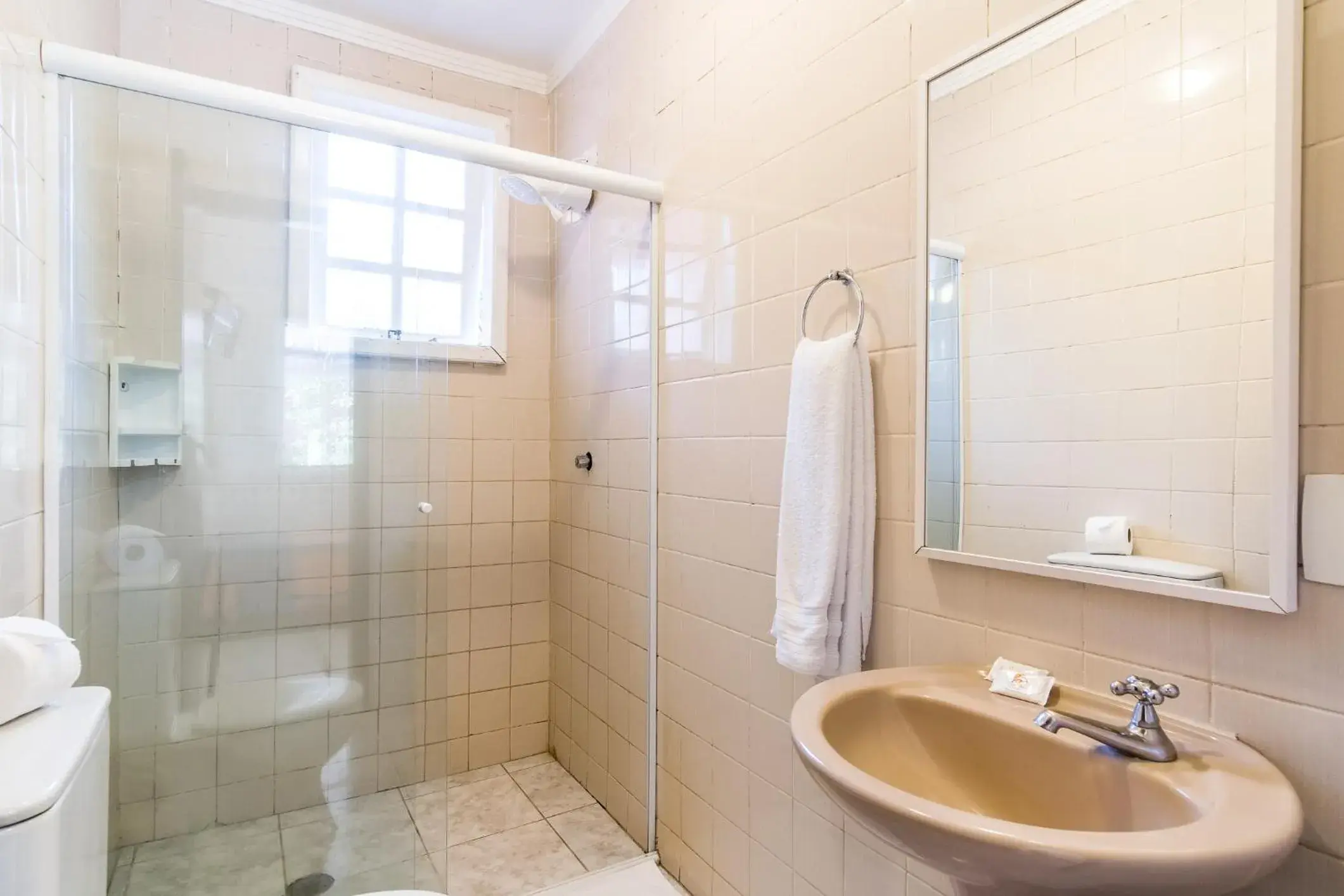 Shower, Bathroom in Pousada Sanremo Inn