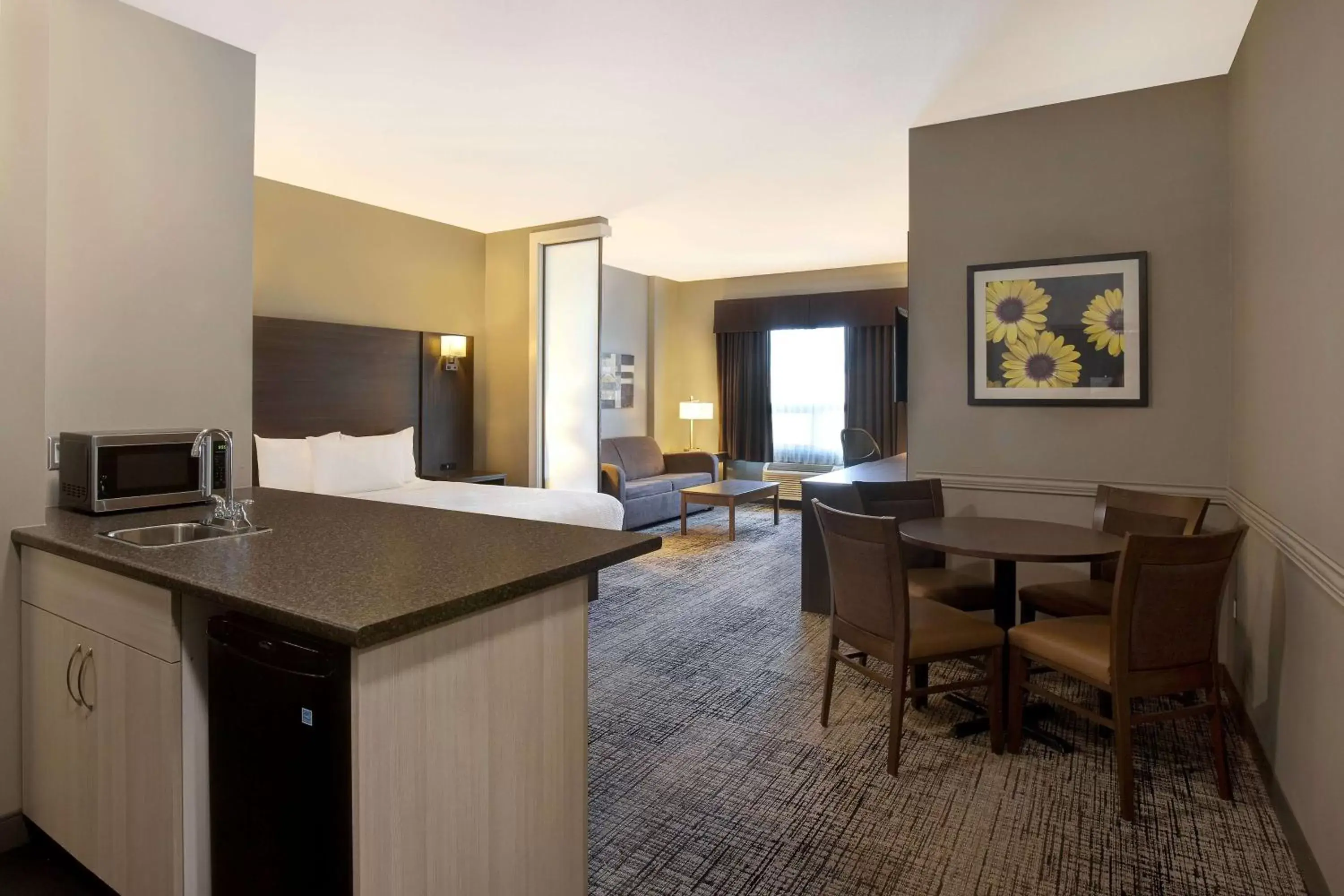 Photo of the whole room, Kitchen/Kitchenette in Days Inn & Suites by Wyndham Warman Legends Centre