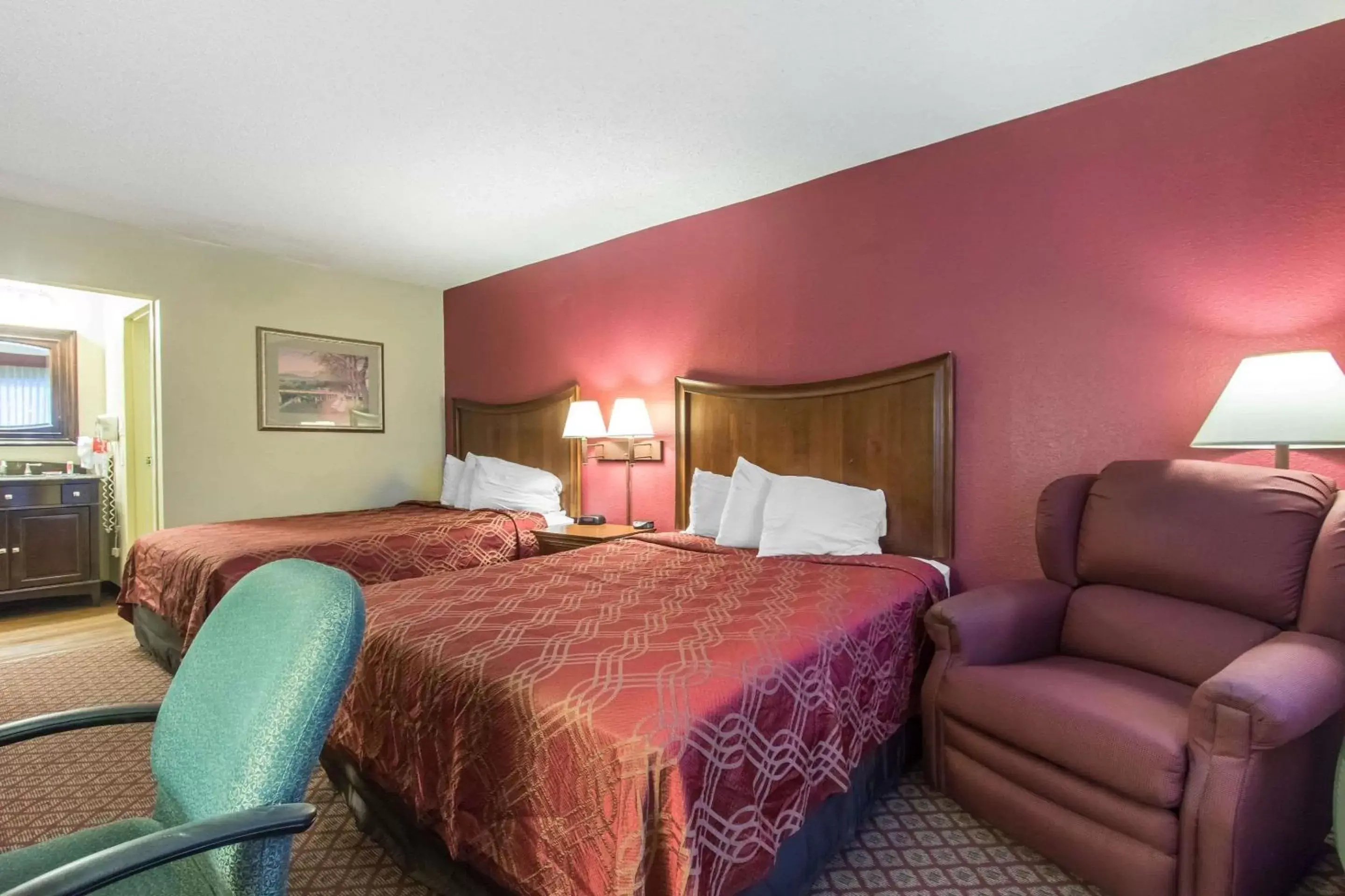 Photo of the whole room, Bed in Econo Lodge Inn & Suites Joplin