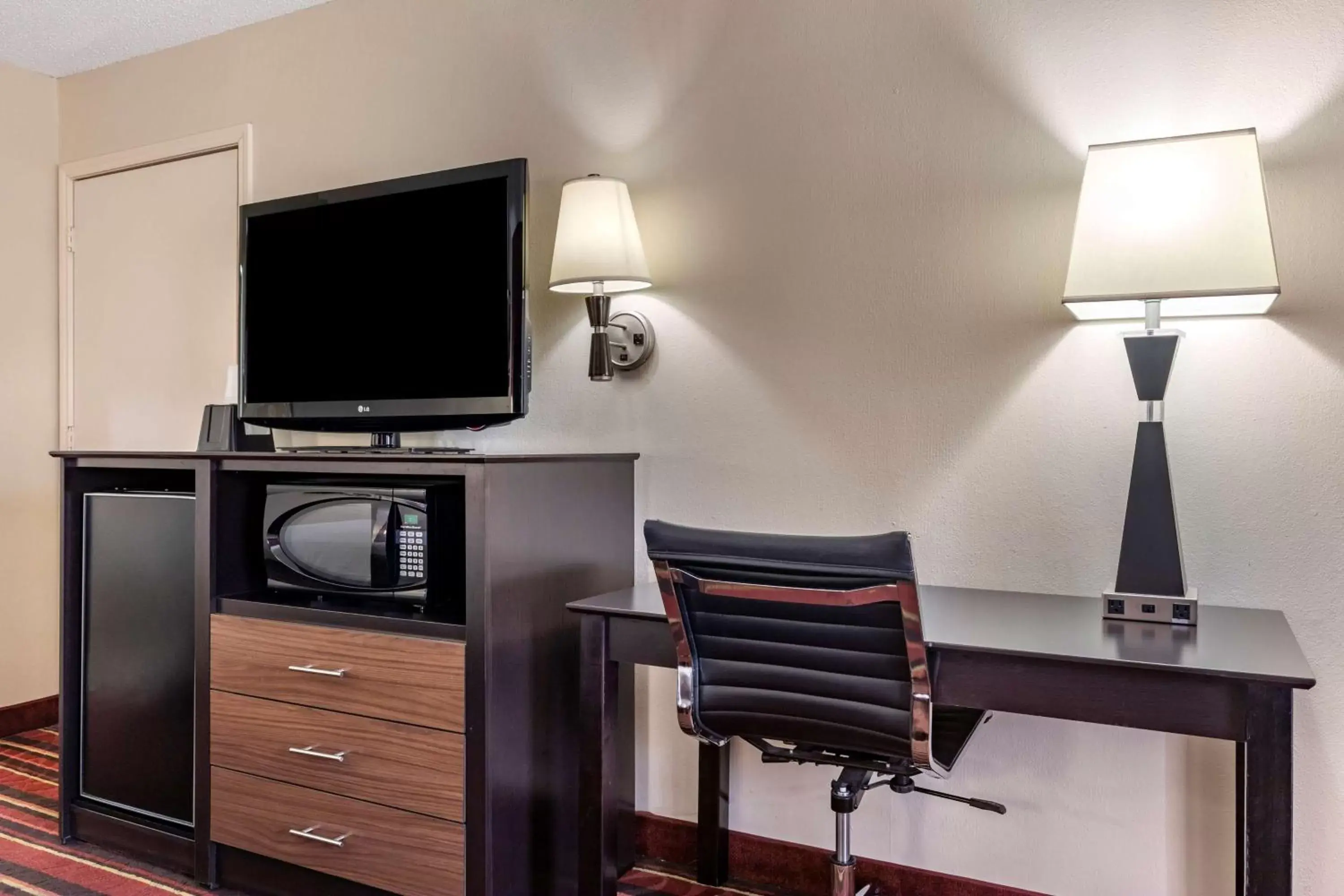 Bedroom, TV/Entertainment Center in Best Western Lindale Inn