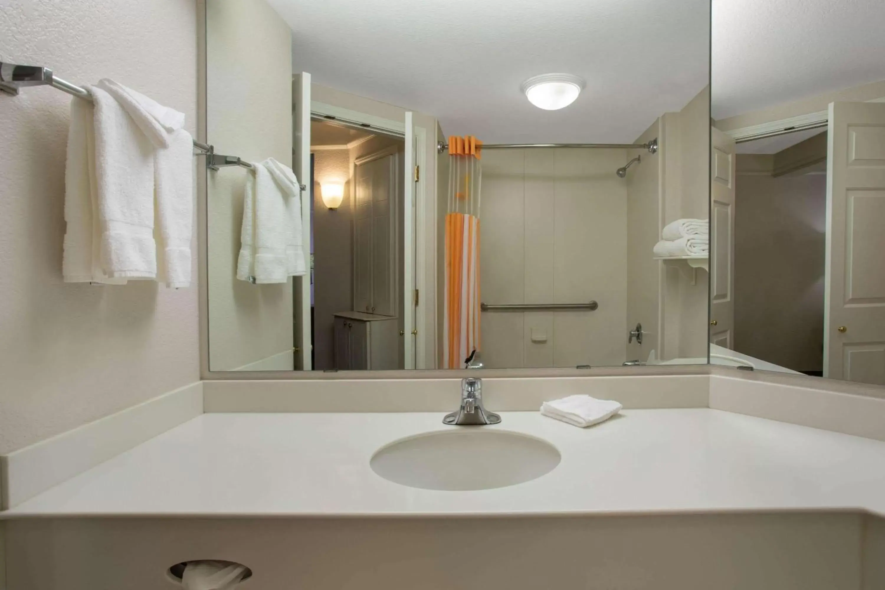 Bathroom in La Quinta by Wyndham Denver Southwest Lakewood