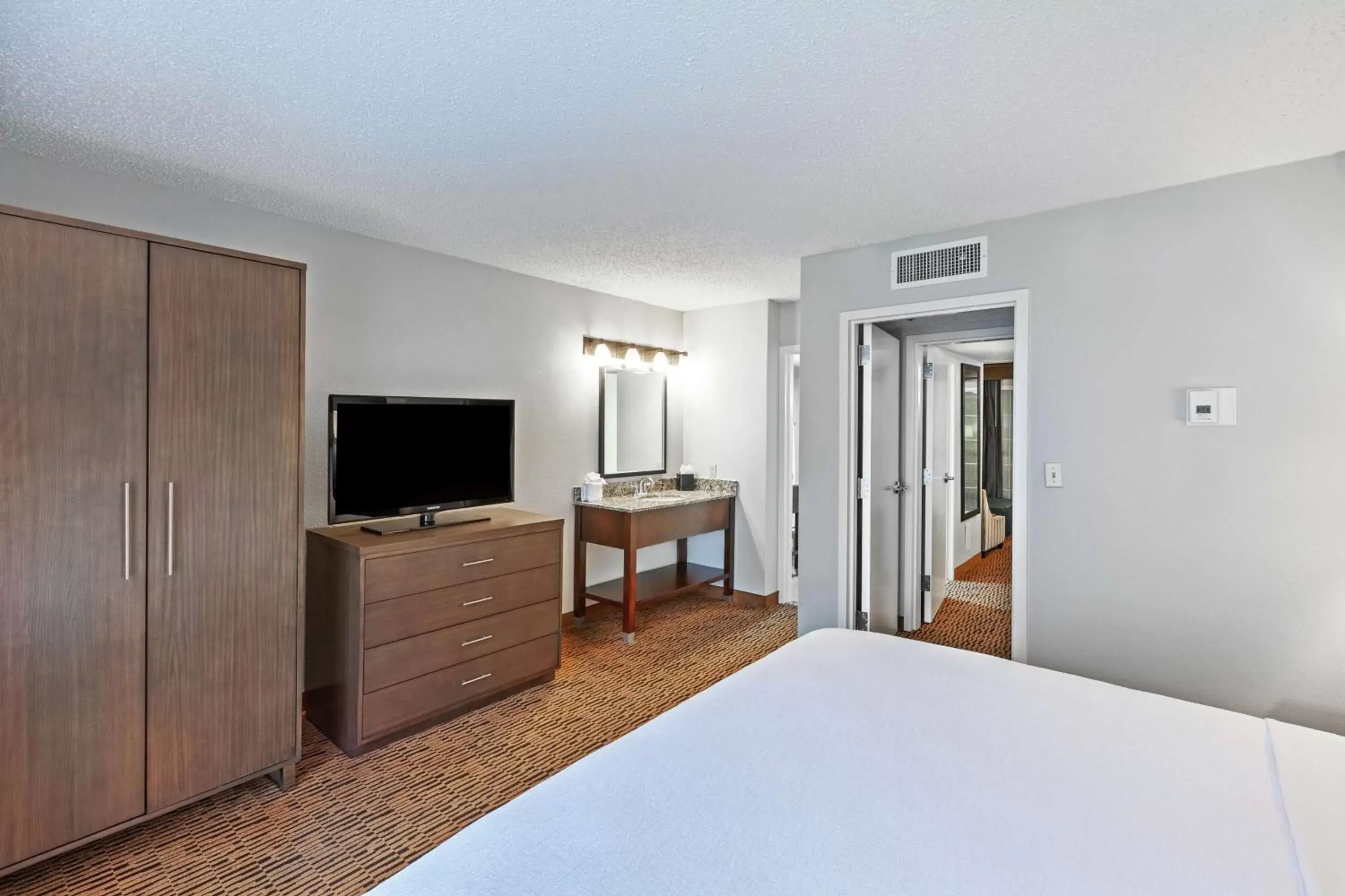 Bed, TV/Entertainment Center in Embassy Suites by Hilton Dallas Market Center