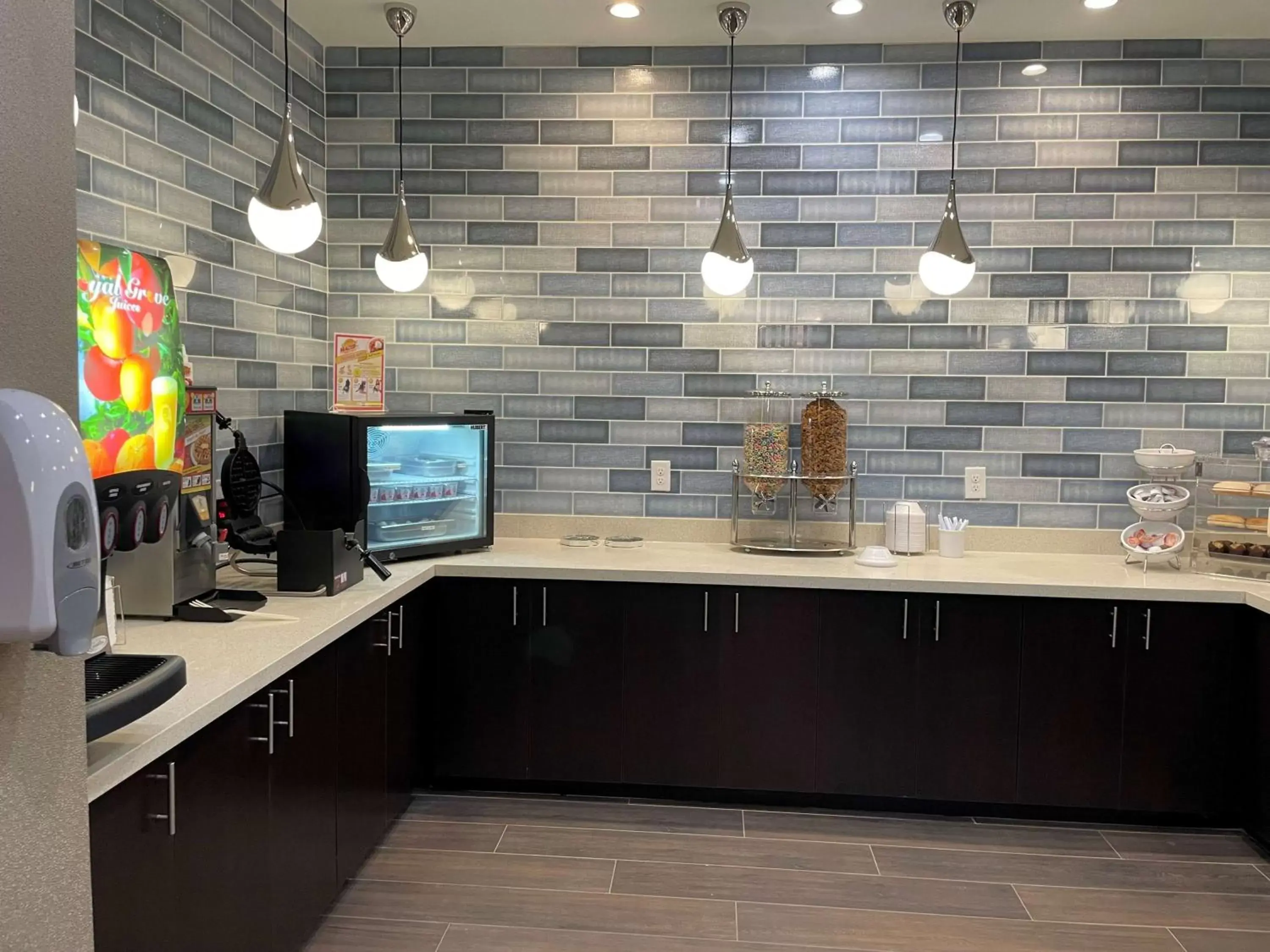 Breakfast, Kitchen/Kitchenette in La Quinta Inn & Suites by Wyndham Sulphur