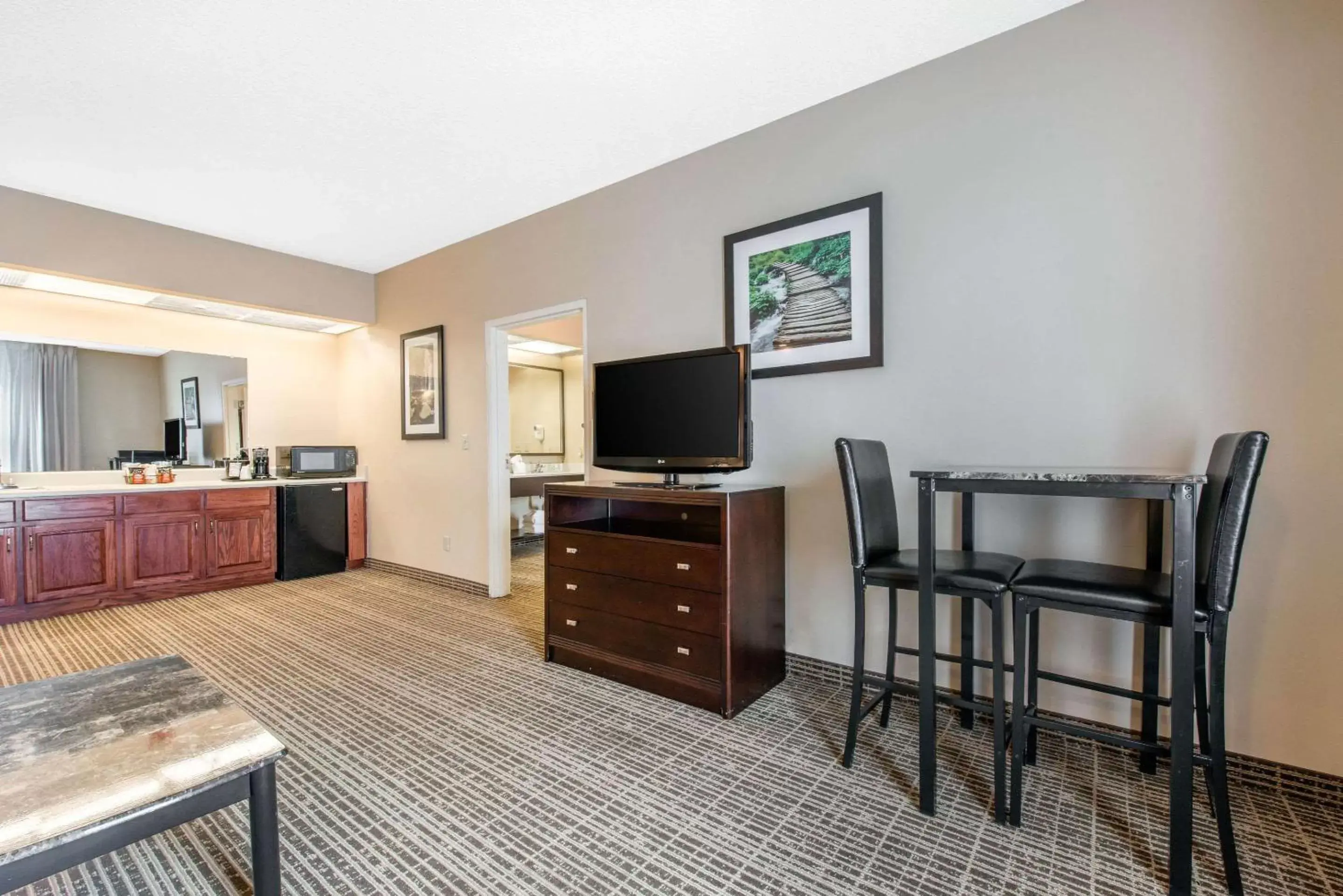 Photo of the whole room, TV/Entertainment Center in Quality Inn Palm Bay - Melbourne I-95