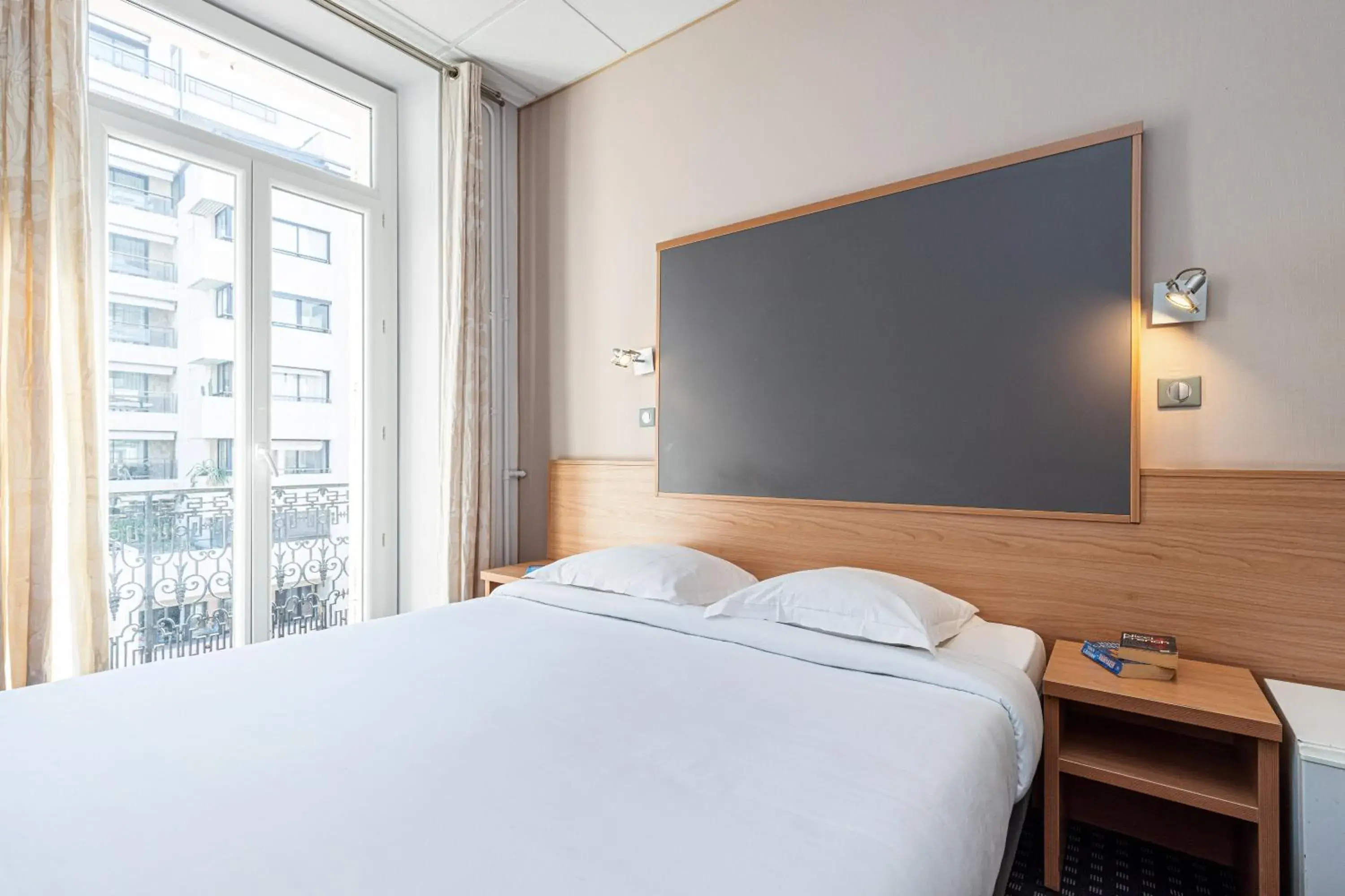 Bedroom, Bed in Modern Waikiki Hotel