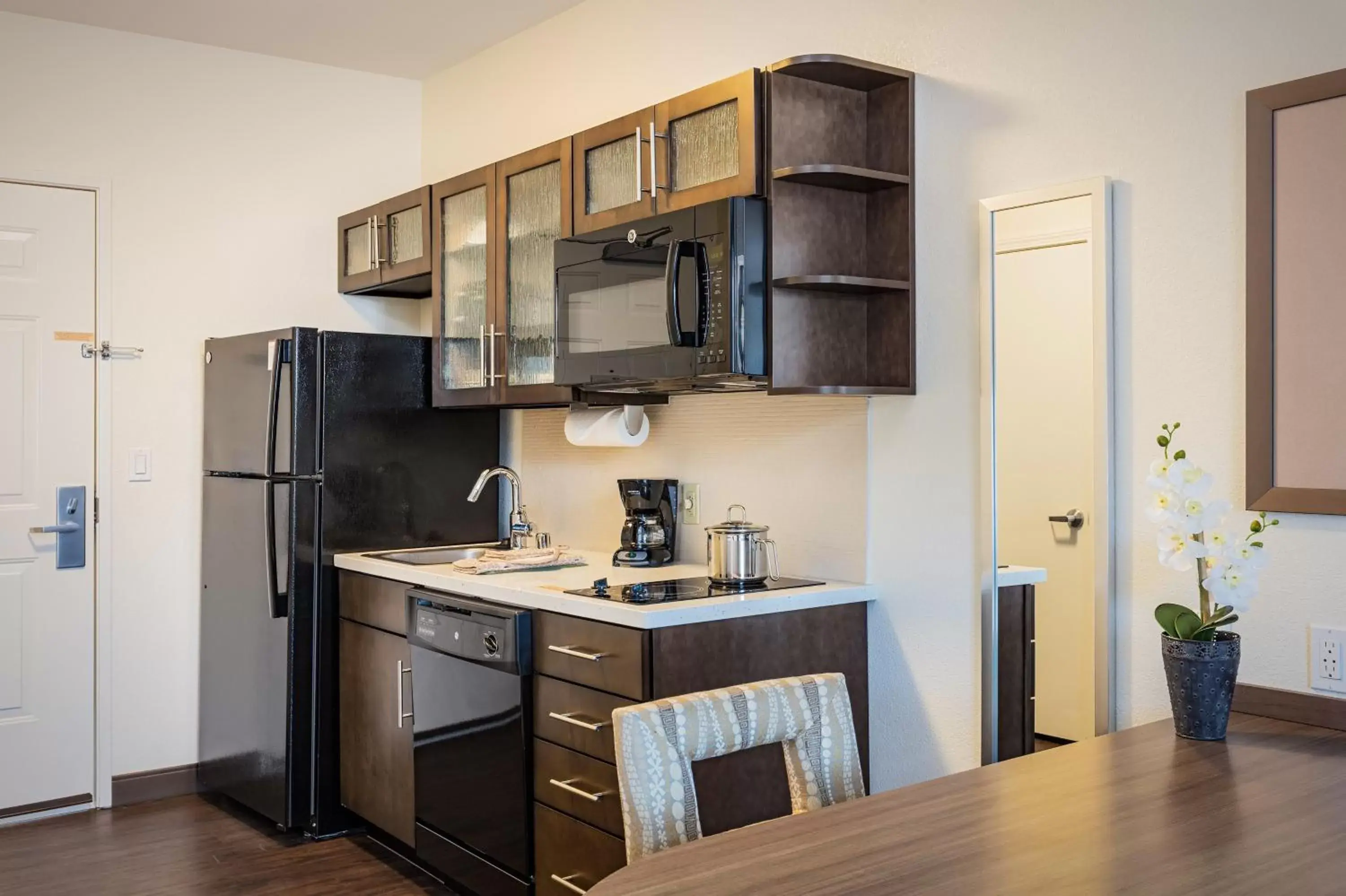 Photo of the whole room, Kitchen/Kitchenette in Candlewood Suites Anaheim - Resort Area, an IHG Hotel