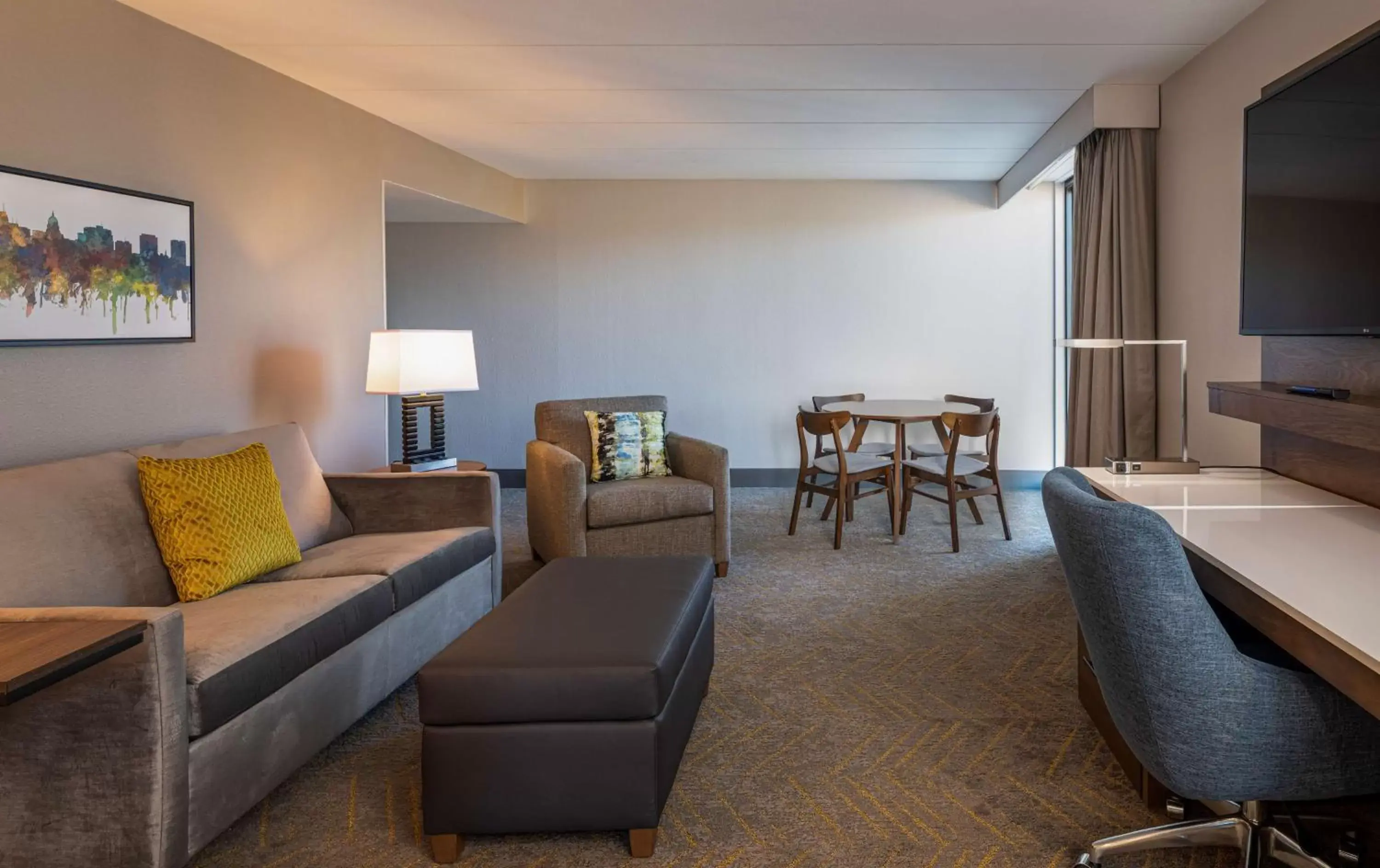 Living room, Seating Area in Doubletree By Hilton Madison East