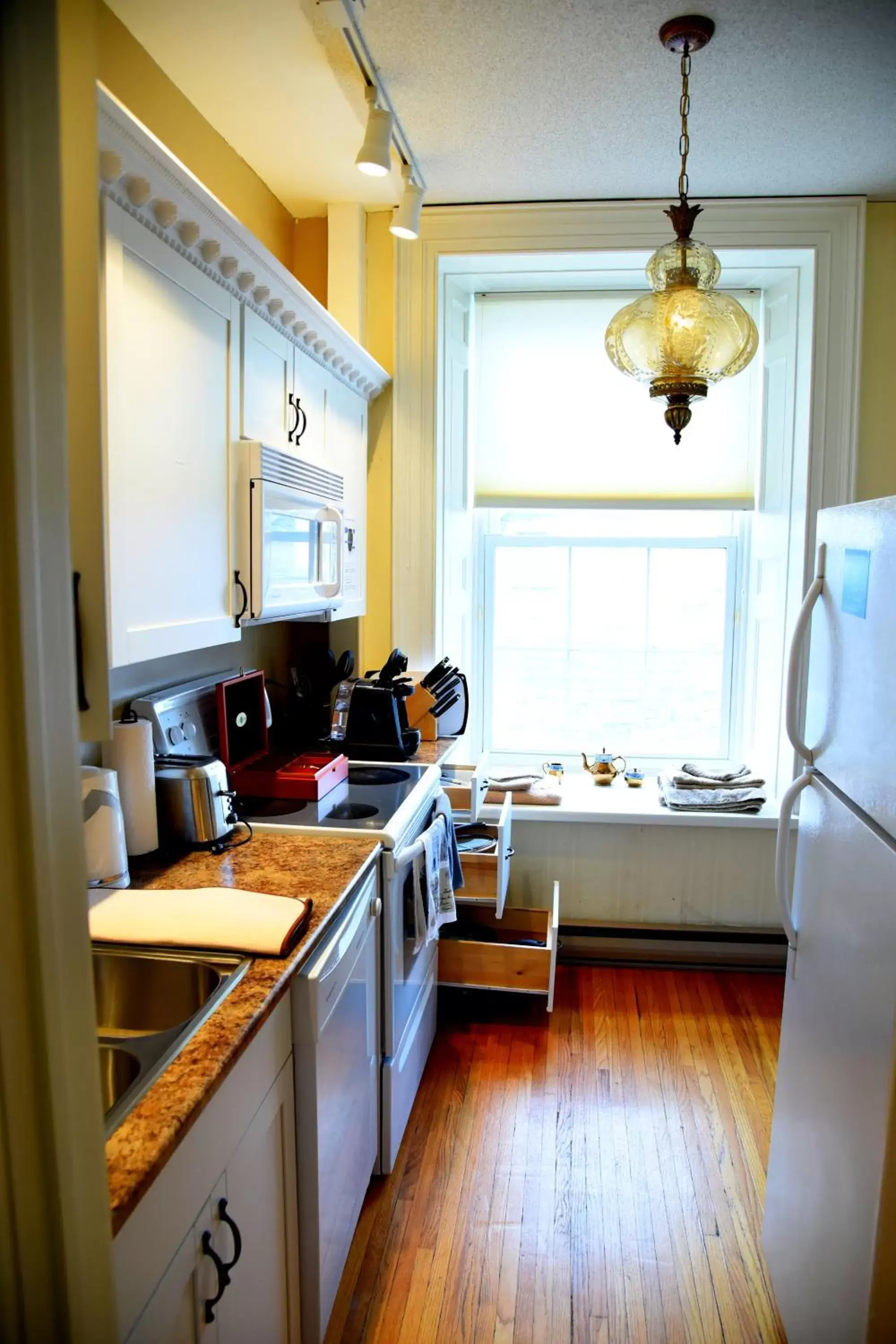 Property building, Kitchen/Kitchenette in The Noble Waterfront Apartment Suites