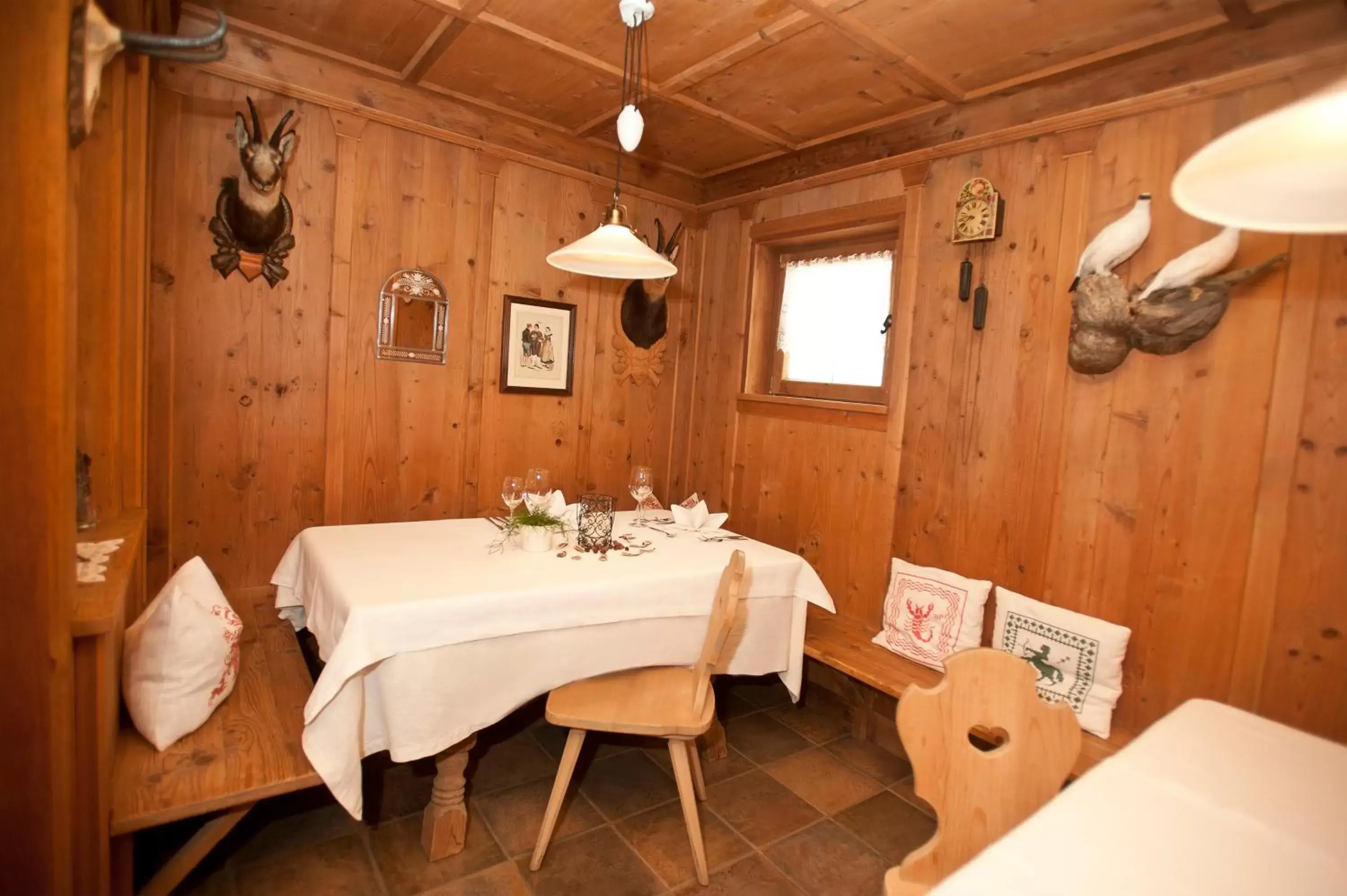 Restaurant/places to eat, Bathroom in Hotel Alpenhof