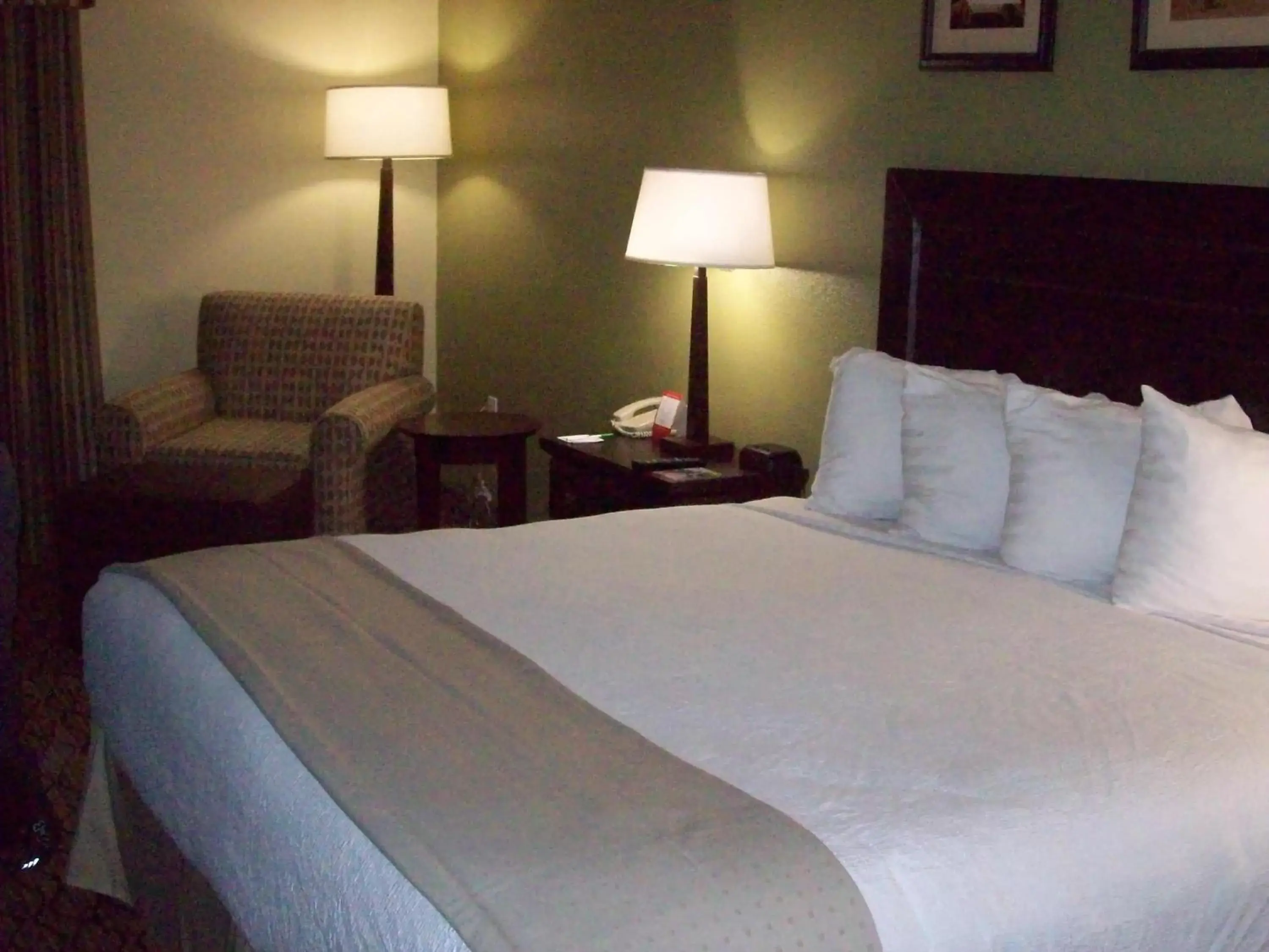 Bedroom, Bed in Holiday Inn - Fort Myers - Downtown Area, an IHG Hotel