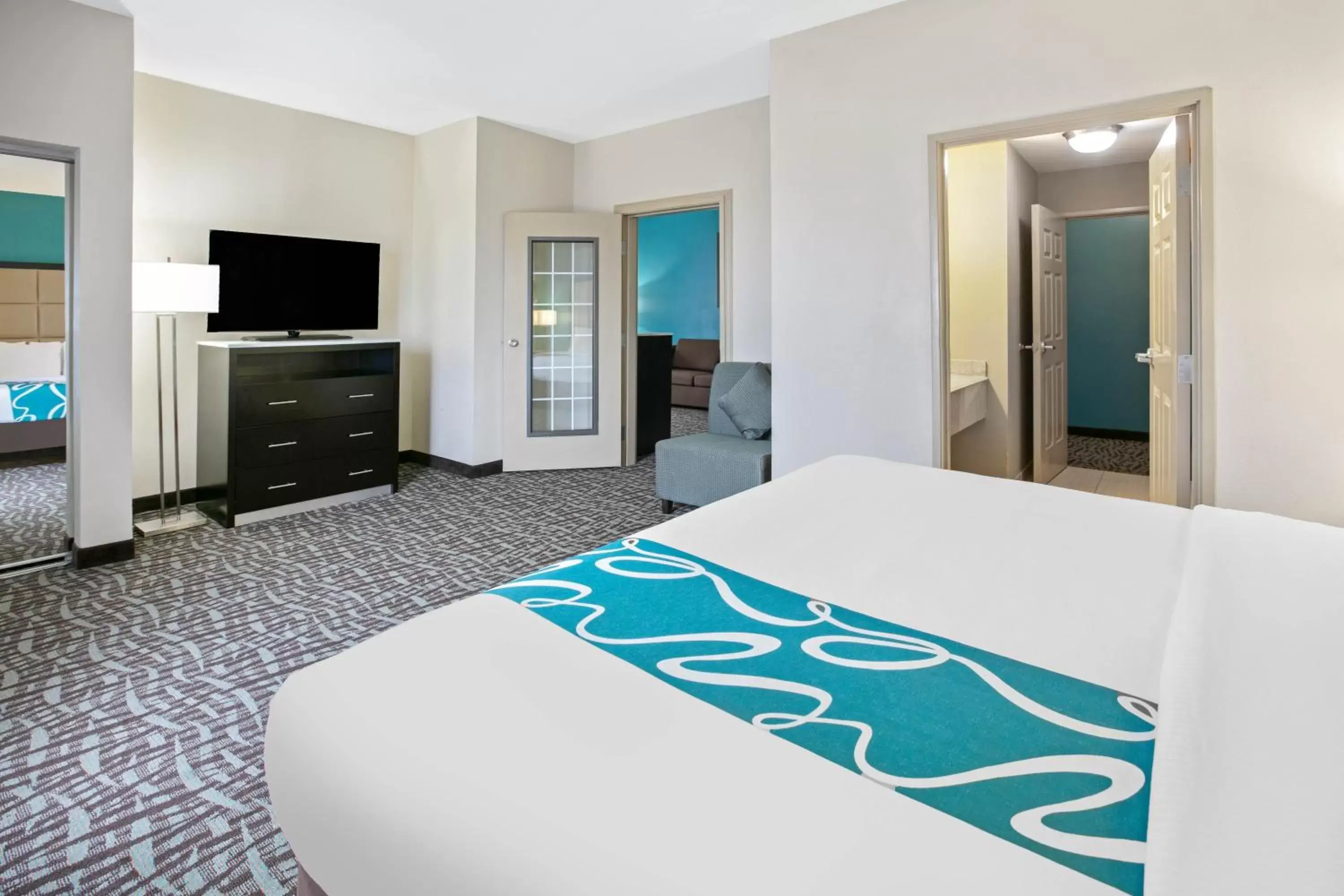 Bed in La Quinta Inn and Suites by Wyndham Paris