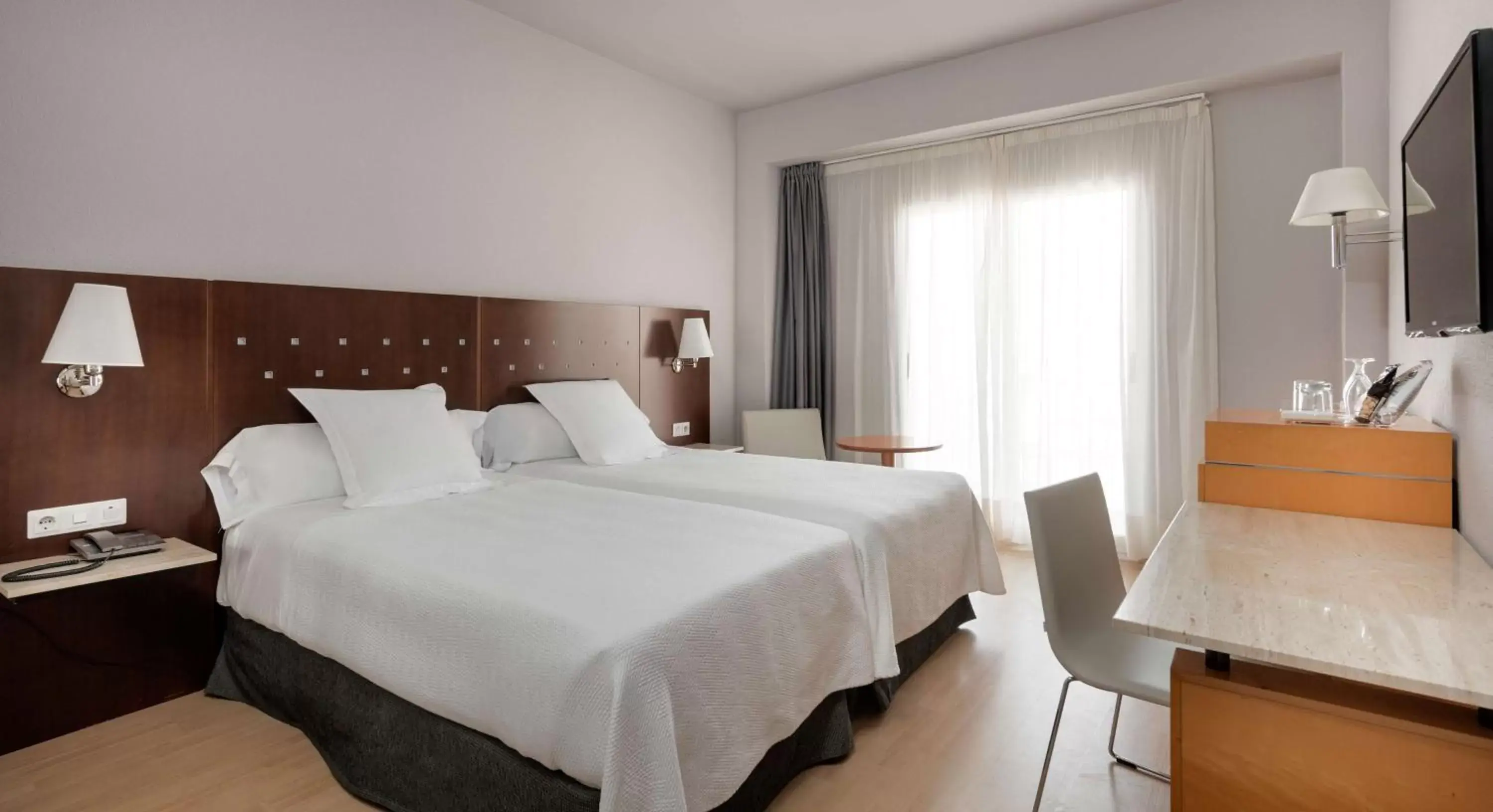 Photo of the whole room, Bed in NH Castellón Turcosa