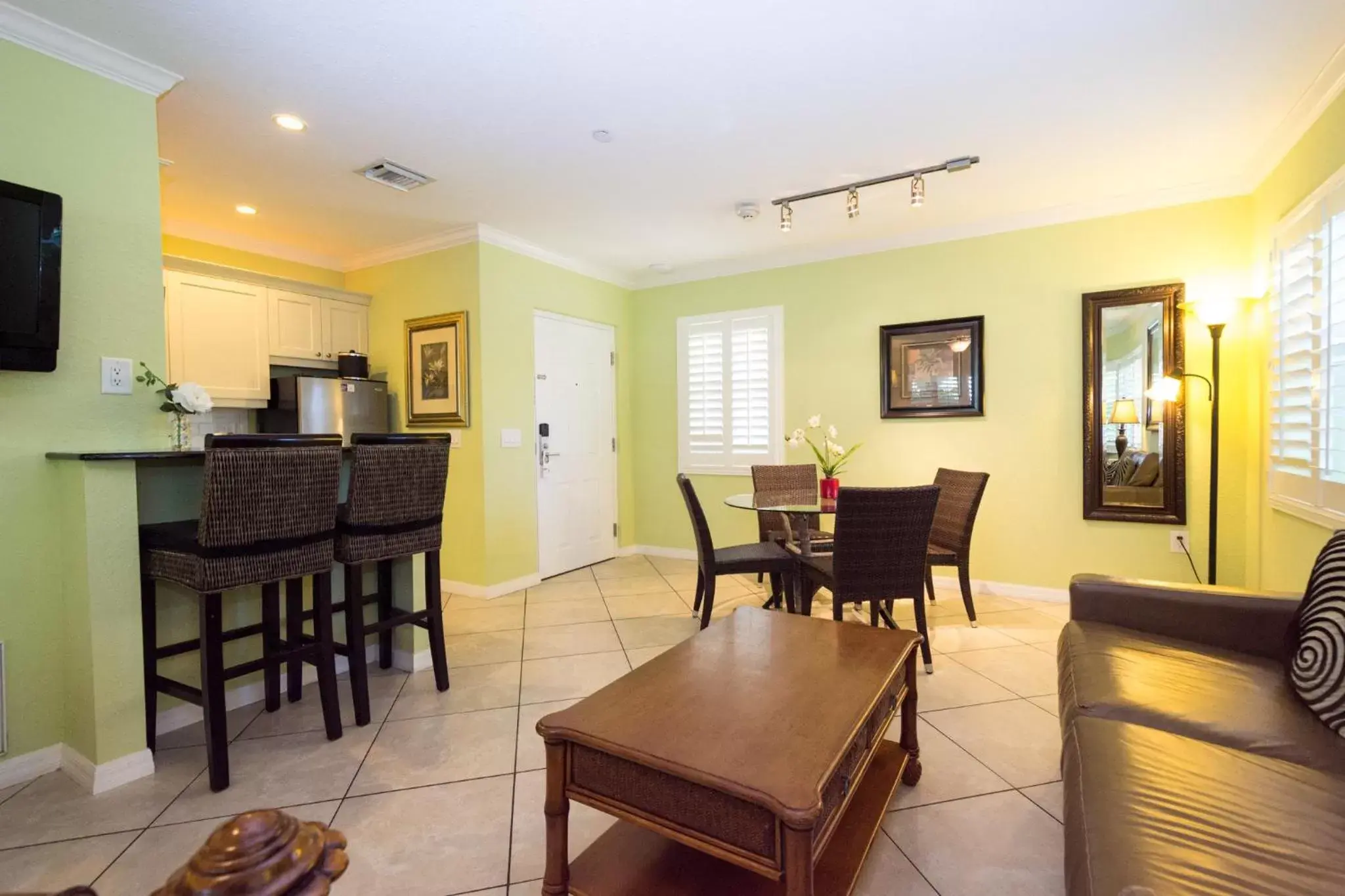 Kitchen or kitchenette, Dining Area in Tropical Beach Resorts - Sarasota