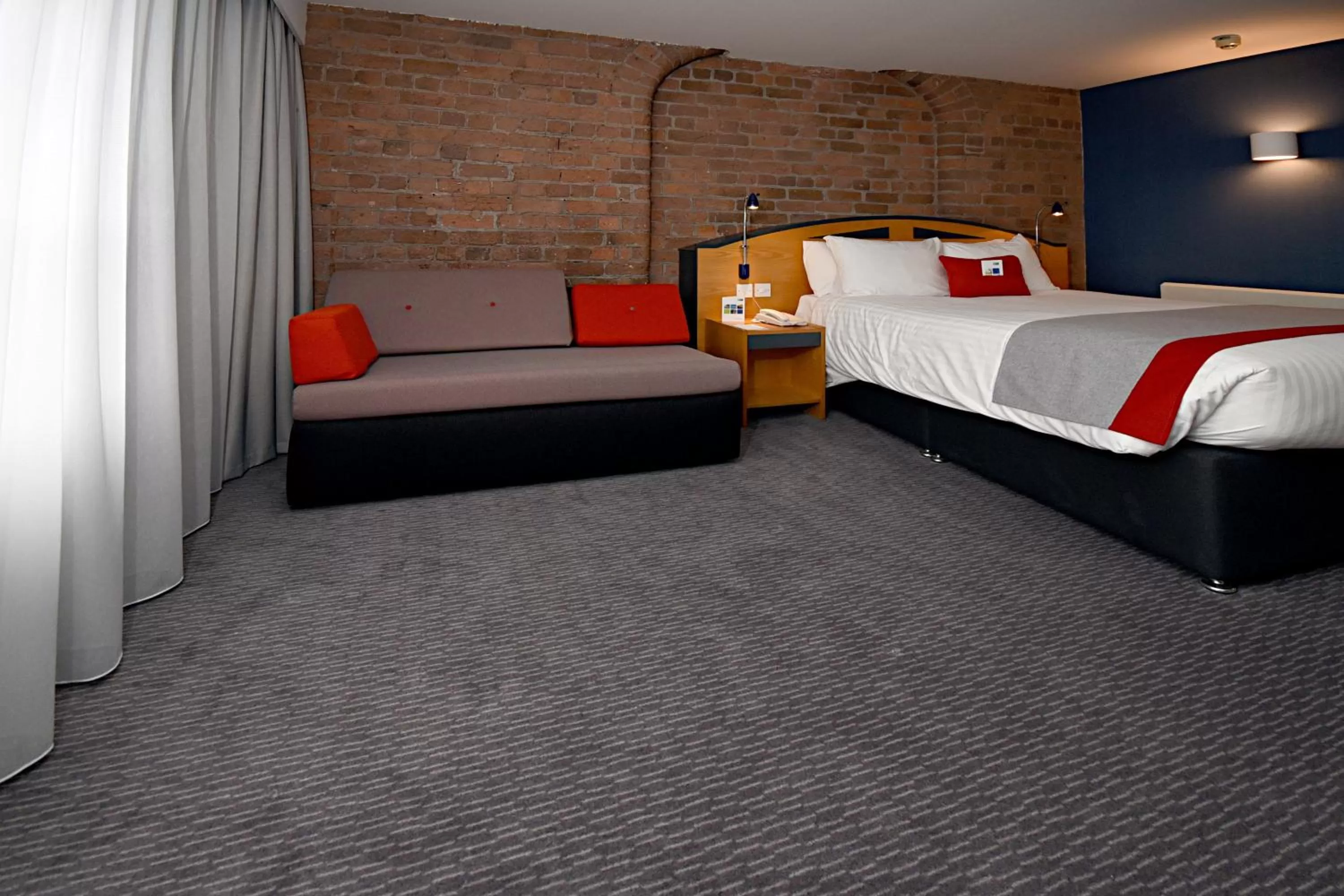 Photo of the whole room, Bed in Holiday Inn Express Liverpool-Albert Dock by IHG