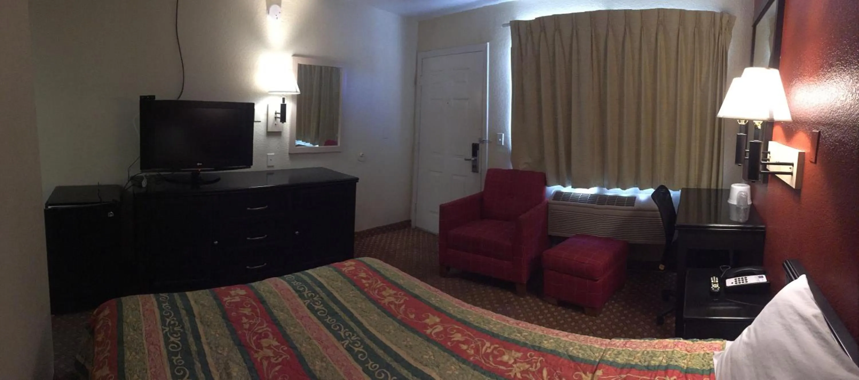 Bed in Hilltop Inn & Suites