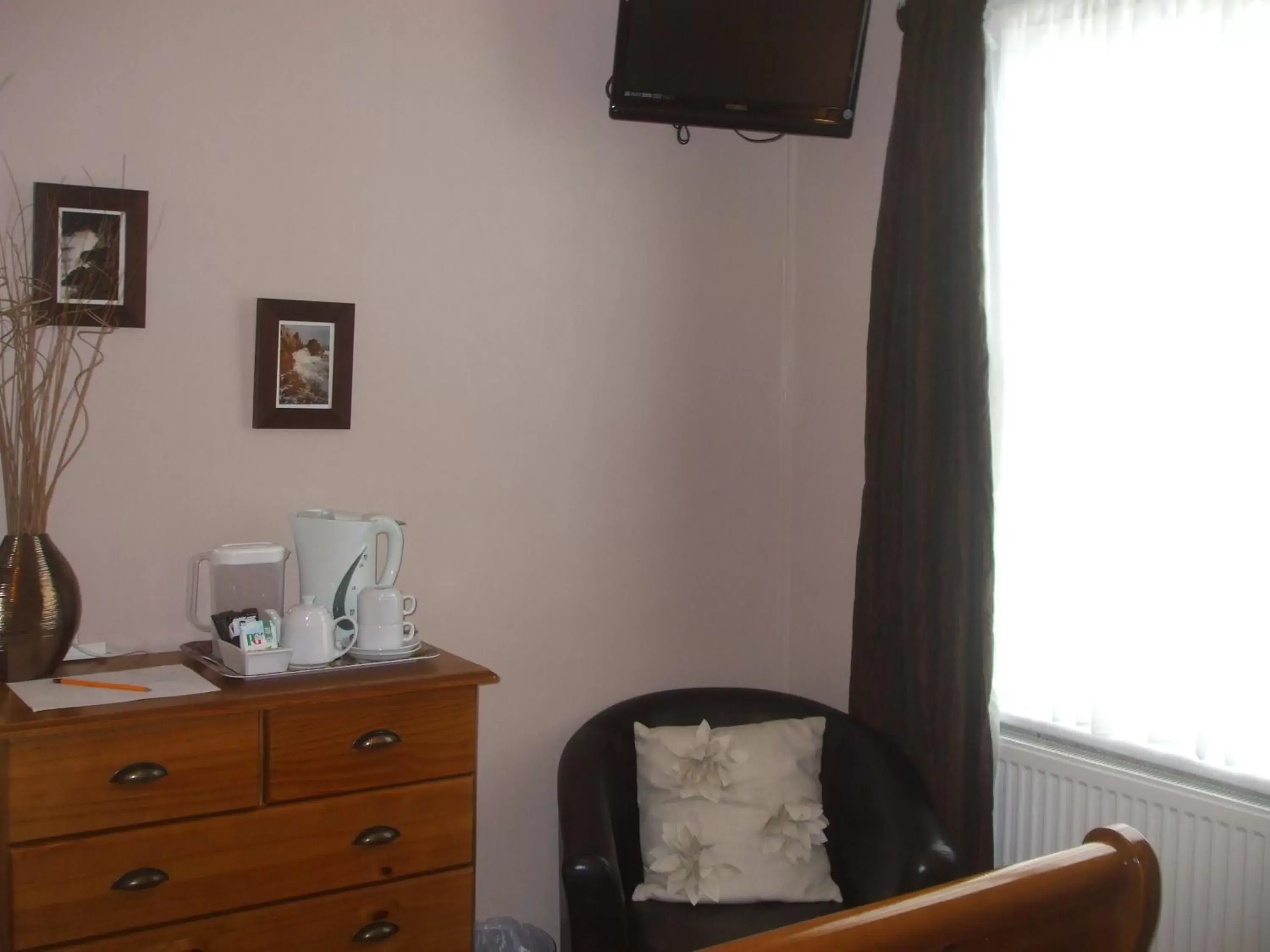 Coffee/tea facilities, TV/Entertainment Center in Chiverton House Guest Accommodation