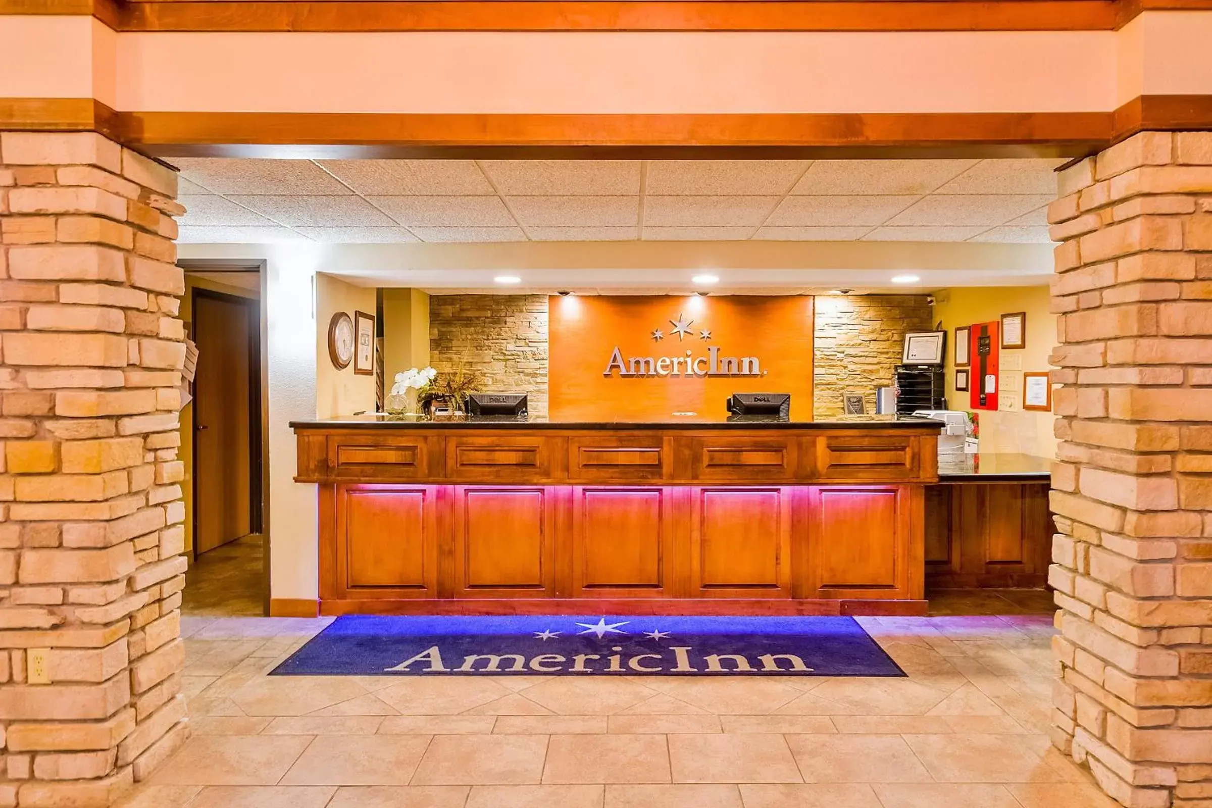 Lobby or reception in AmericInn by Wyndham Muscatine