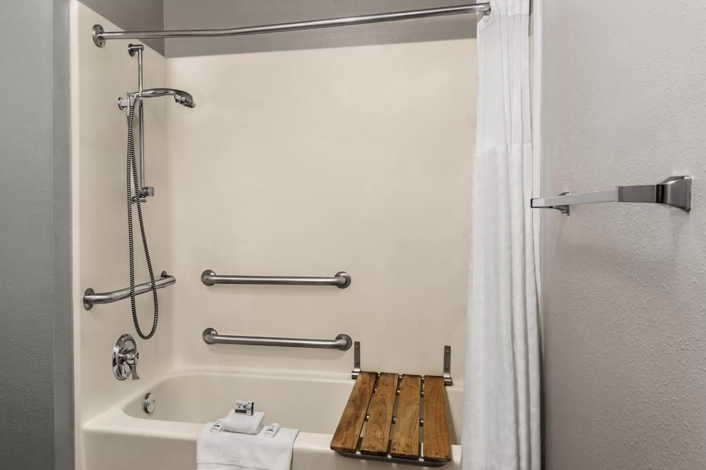 Bathroom in La Quinta by Wyndham Chicago Tinley Park