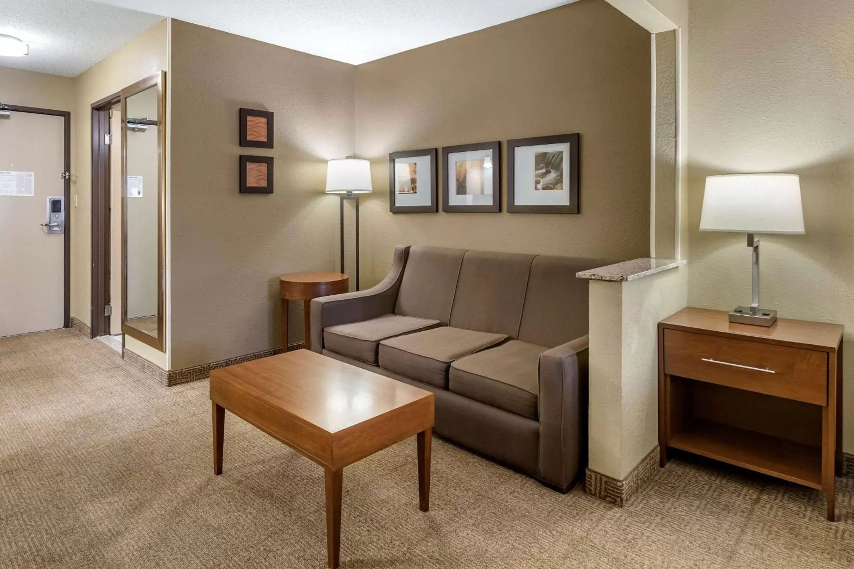 Photo of the whole room, Seating Area in Comfort Inn Moline - Quad Cities