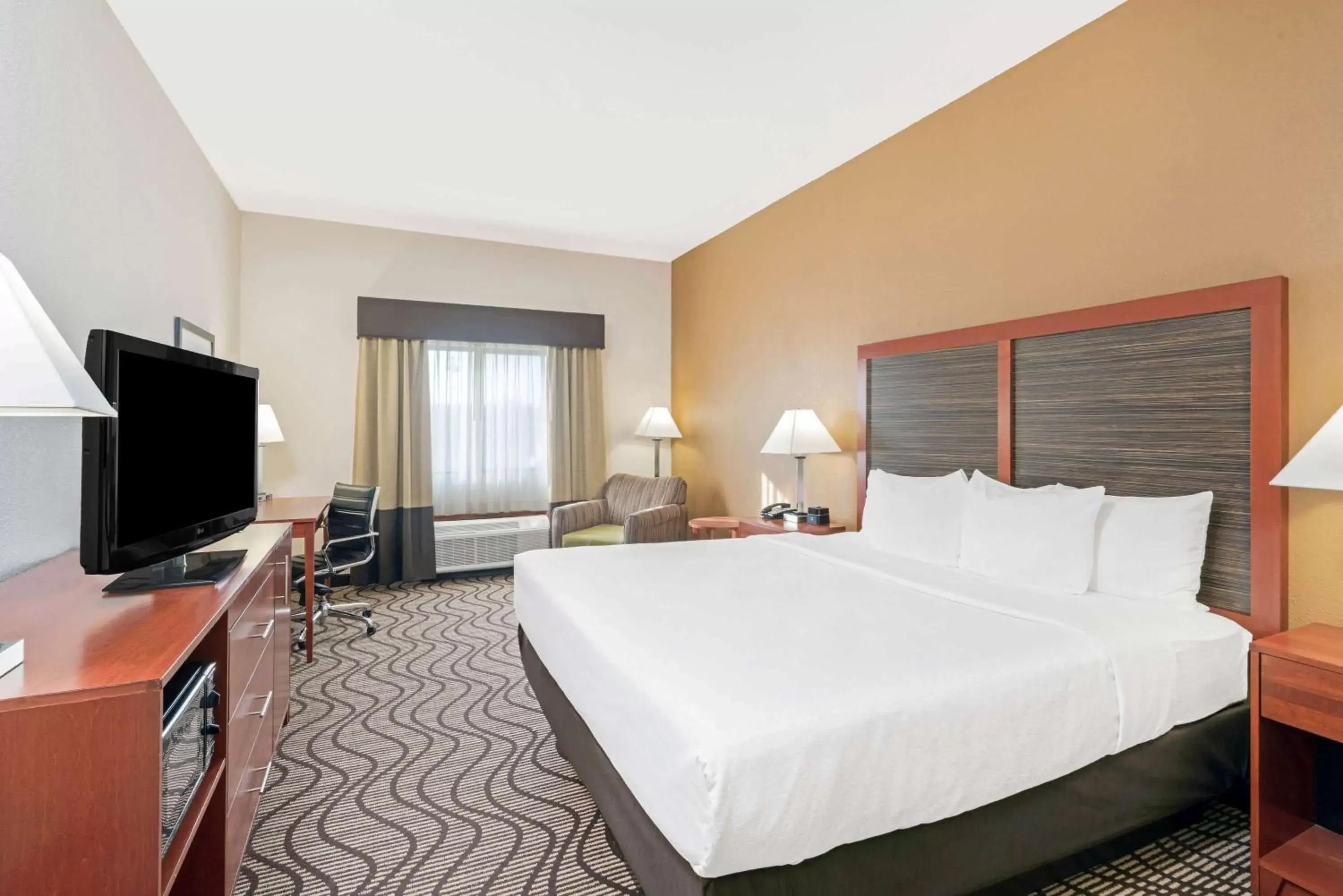 Photo of the whole room, Bed in La Quinta by Wyndham Midwest City - Tinker AFB
