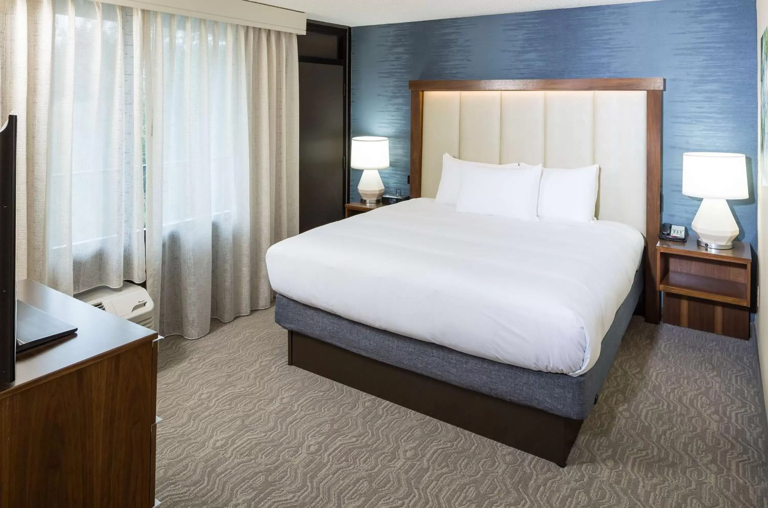Bedroom, Bed in DoubleTree by Hilton Boston-Andover