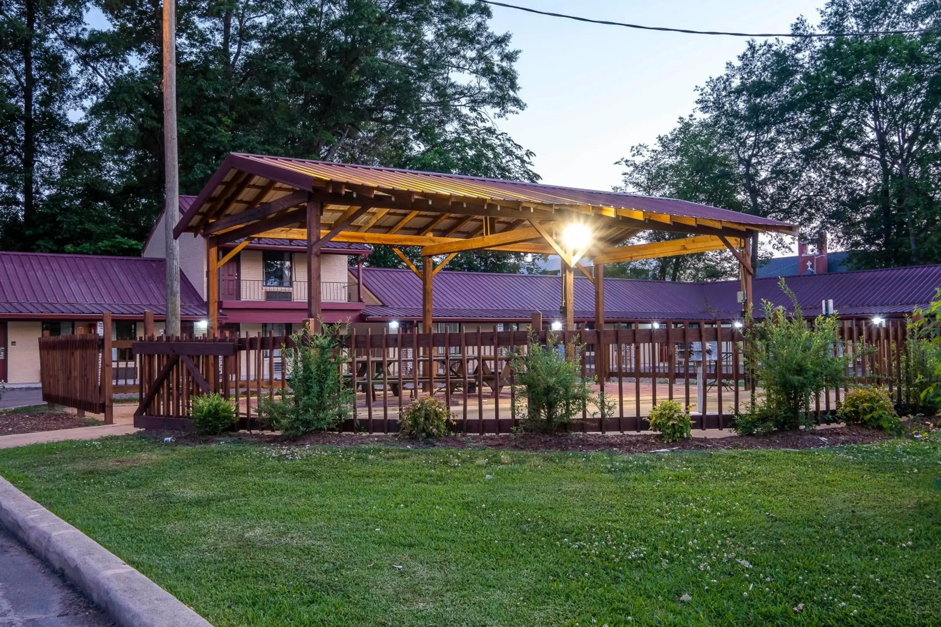 BBQ facilities, Property Building in Red Roof Inn Starkville - University