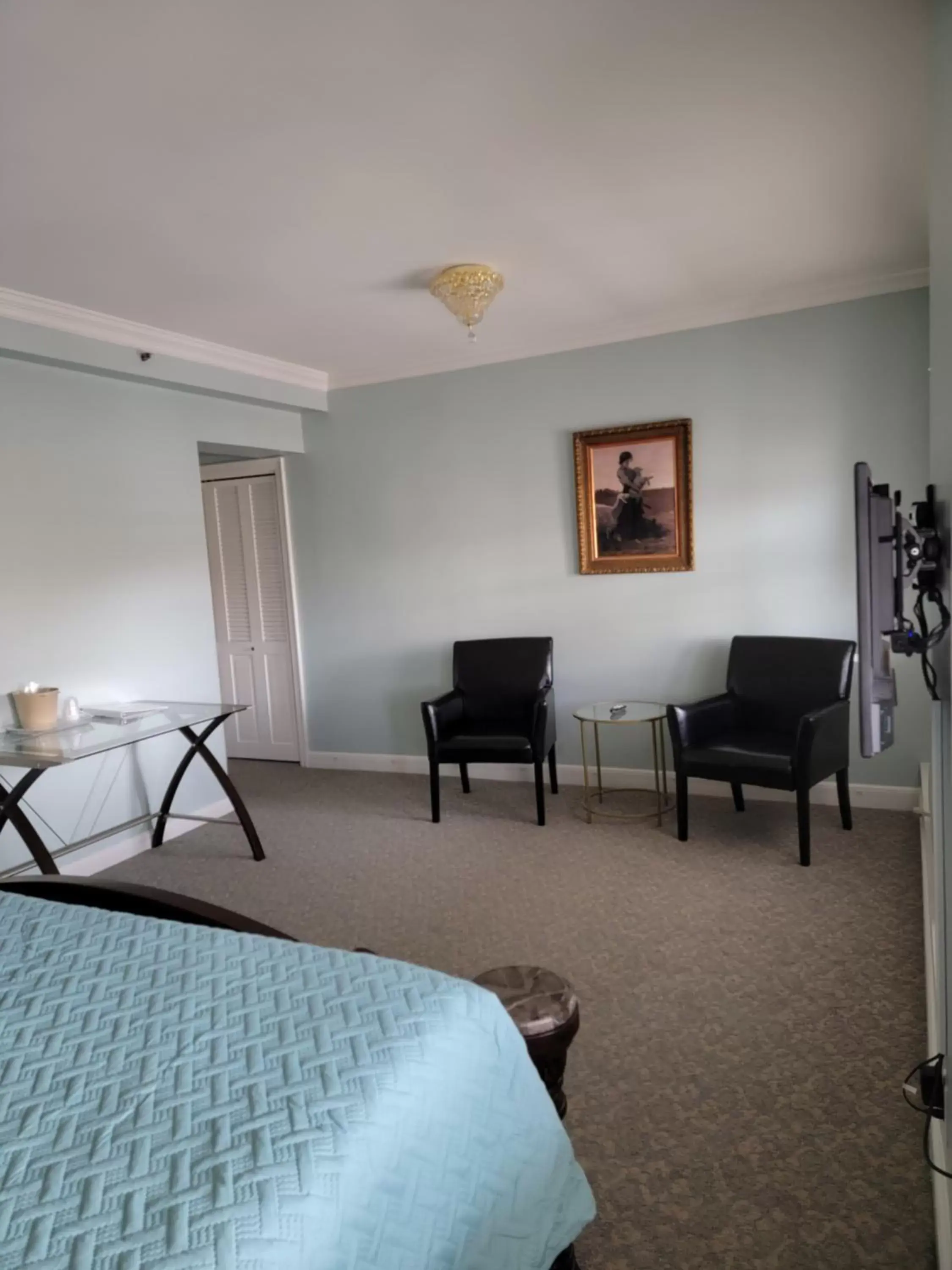 Living room, Bed in Lowell Inn