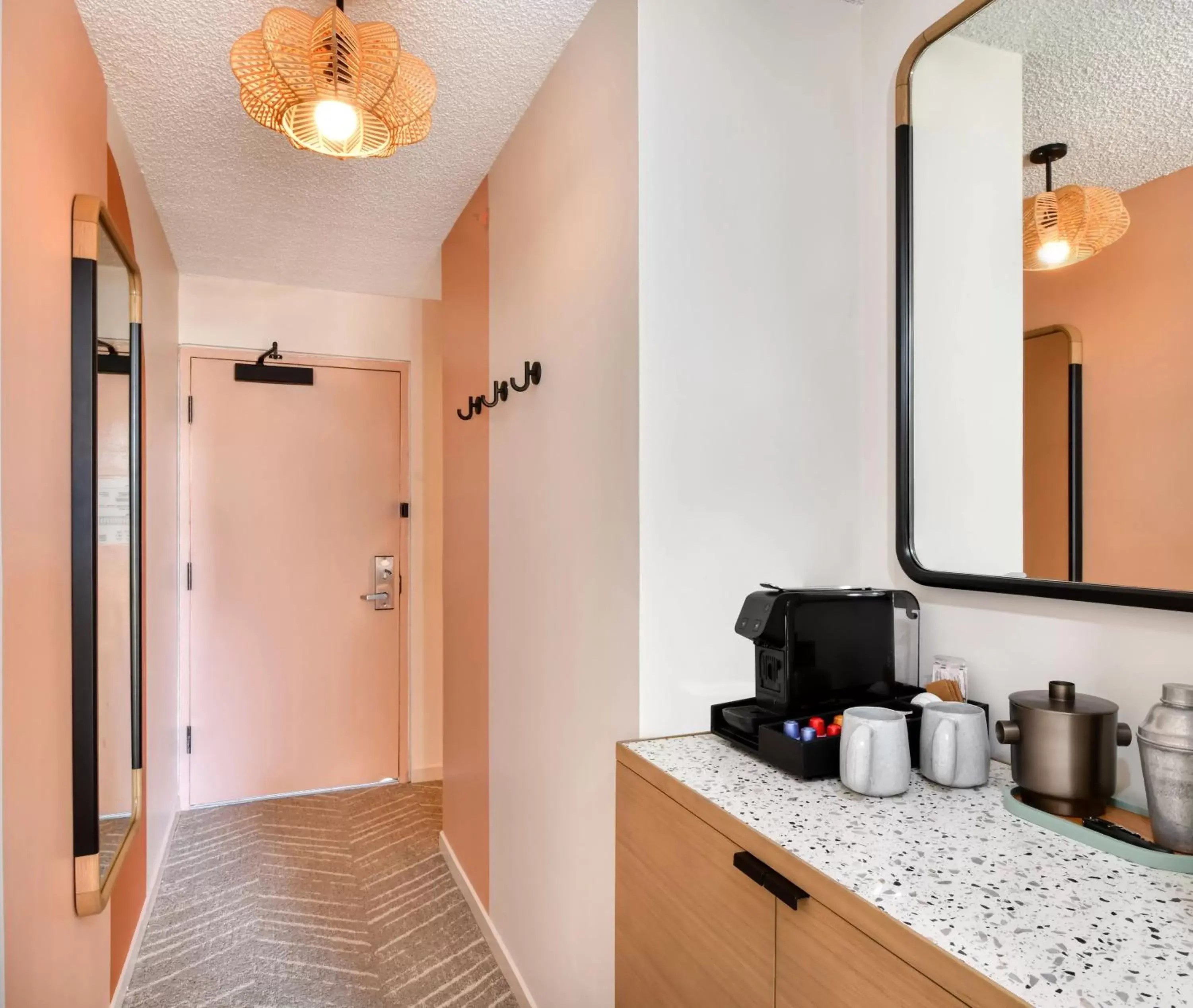 hair dresser, Kitchen/Kitchenette in Romer Waikiki at The Ambassador